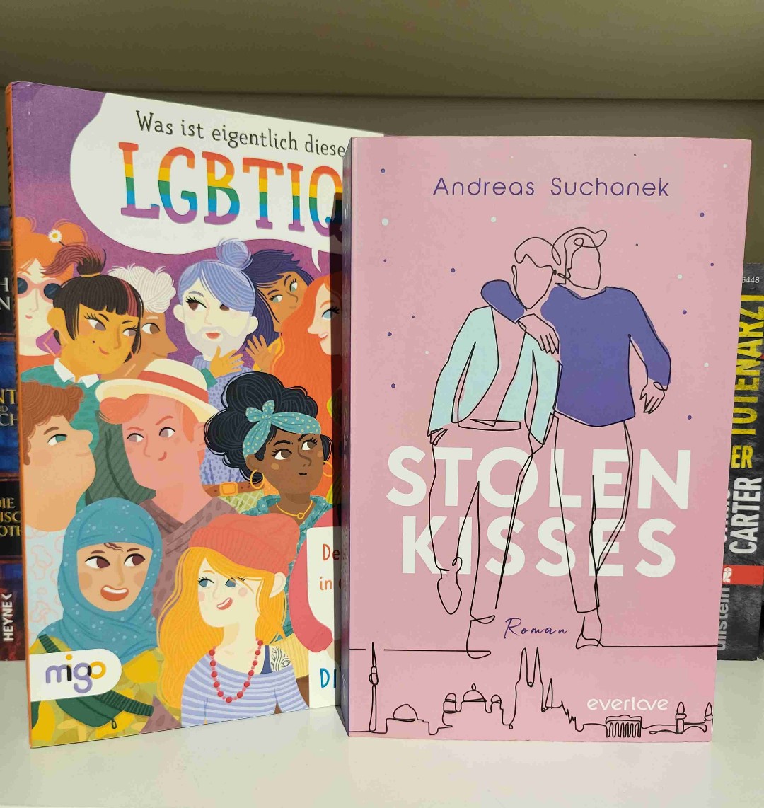 🏳️‍🌈🏳️‍🌈🏳️‍🌈🏳️‍🌈🏳️‍🌈🏳️‍🌈🏳️‍🌈👬👬🏳️‍🌈🏳️‍🌈🏳️‍🌈🏳️‍🌈🏳️‍🌈🏳️‍🌈🏳️‍🌈

Eine wunderschöne Gayromance zwischen zwei Typen, die sich nach einer heißen Nacht auf einmal als Rivalen gegenüberstehen. Wenngleich das Ende etwas kitschig gerät, ist dir Geschichte bis dahin doch sehr authentisch und lebensnah.

🏳️‍🌈🏳️‍🌈🏳️‍🌈🏳️‍🌈🏳️‍🌈🏳️‍🌈🏳️‍🌈👬👬🏳️‍🌈🏳️‍🌈🏳️‍🌈🏳️‍🌈🏳️‍🌈🏳️‍🌈🏳️‍🌈