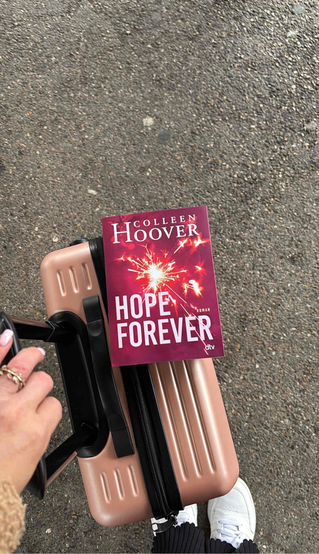 Ich liebe den Schreibstil von Colleen Hoover. Deswegen war ich auch nach drei Tagen mit dem Buch fertig. Die 17-jährige Sky hatte ein interessantes Leben. Zu Hause gab es keine elektronische Geräte, und sie wurde auch zu Hause unterrichtet. Bis sie sich entschieden hatte, ihr letztes Schuljahr auf der High School zu verbringen. Dadurch, dass ihr Leben so völlig anders war als das von anderen Schülern, machte es für mich die Person und die Geschichte interessanter. Ich freue mich schon auf den nächsten Teil.