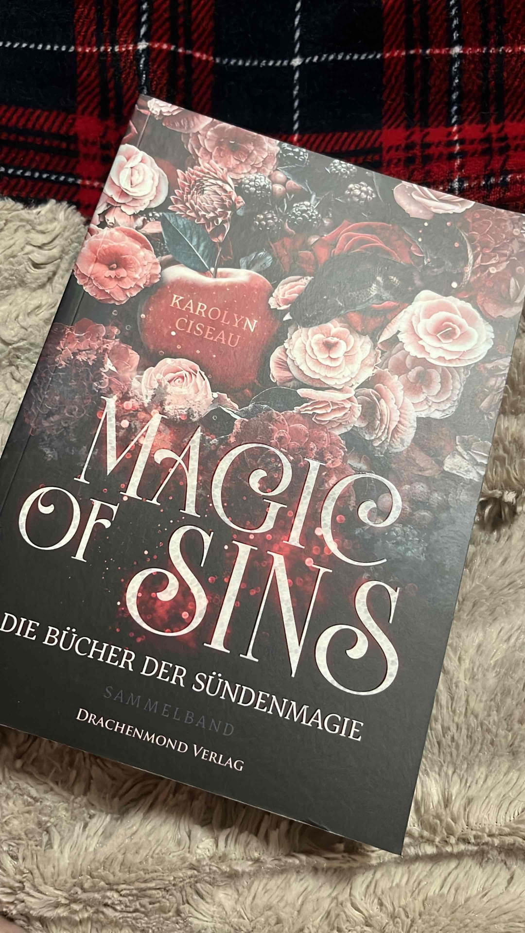 Leicht düster, der Fantasy Anteil ist  eher gering. Dennoch ein gutes Buch ! 