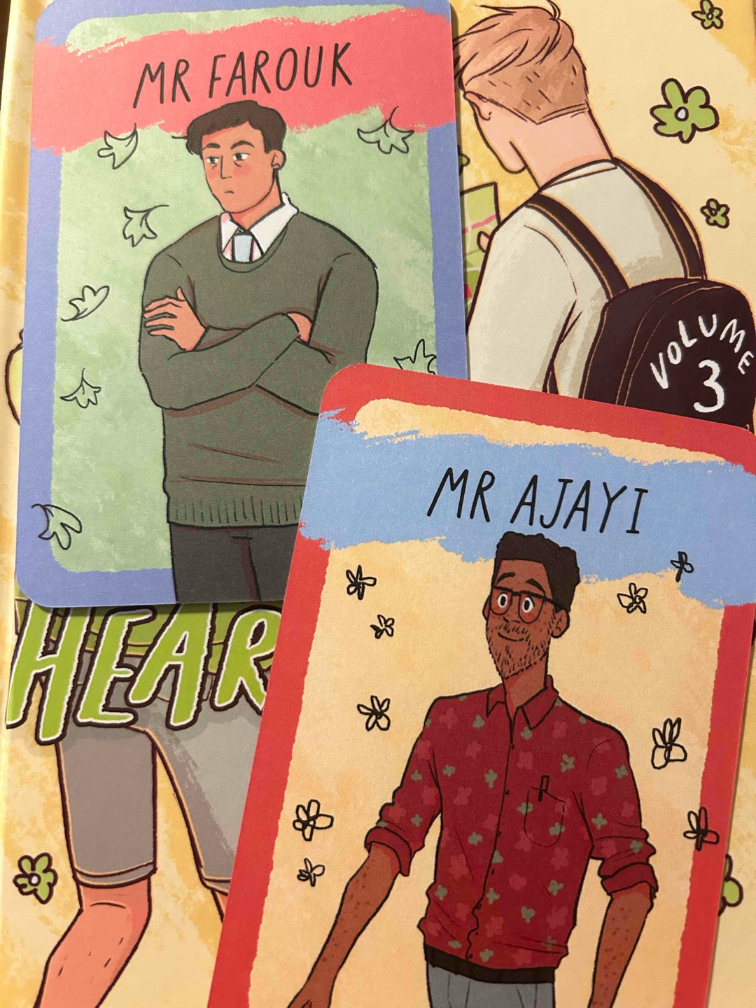 Die Heartstopper-Reihe geht weiter! In Band drei dreht sich alles um die Klassenfahrt nach Paris und ich verspreche euch, diese Klassenfahrt hat es in sich. Sie hat ihre Höhen und Tiefen. Nick und Charlie kommen sich trotz heimlicher Beziehung näher in Paris und auch weitere, unter anderem neue Charaktere machen Band drei mit ihrer Geschichte sehr spannend. 
Gesellschaftlich, wichtige Themen, die in diesem Band angeknüpft werden: Probleme innerhalb der eigenen Familie und Essstörungen. 