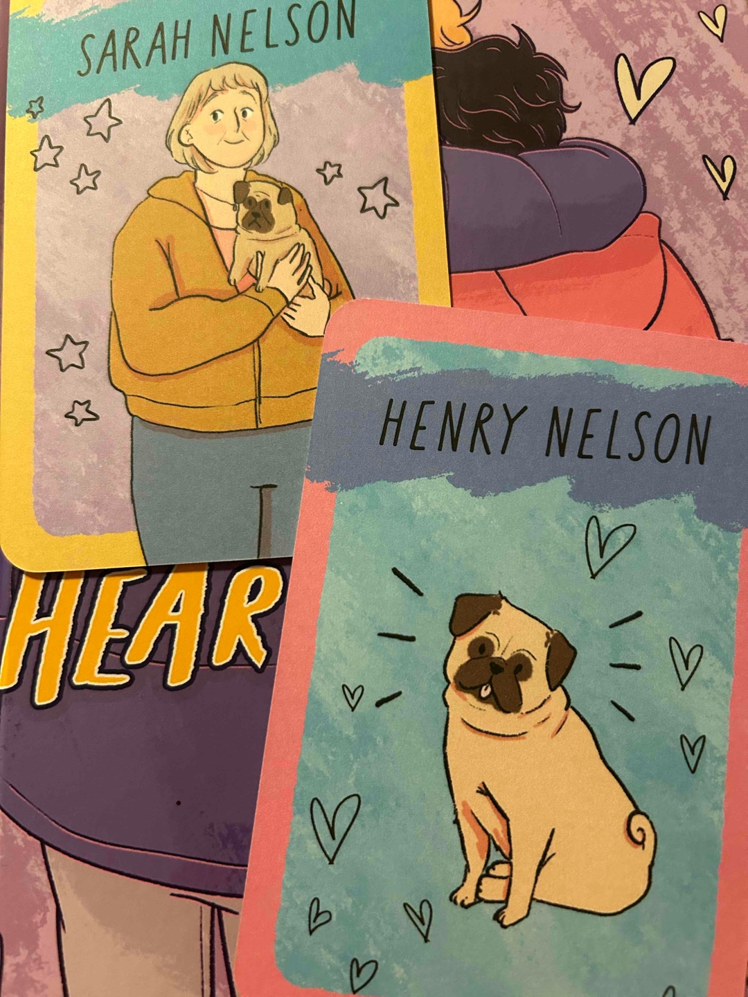 Band vier der wunderschönen Liebesgeschichte "Heartstopper" in Bildern. Dieser Teil der Geschichte ist sehr emotional und tiefgründig.
Charlie, muss sich selbst eingestehen, dass etwas nicht stimmt.
Er braucht Hilfe, doch diese Hilfe kann Nick ihm leider nicht geben.
Trotz schweren Zeiten finden die Beiden noch näher zusammen und sogar die magischen drei Worte fallen in diesem Teil der Geschichte.
Gesellschaftlich wichtige Themen, die hier angesprochen werden:
Essstörung, psychische Probleme und psychologische Behandlung