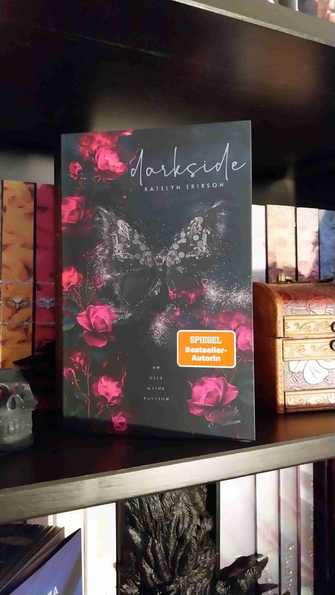 Was für eine spannende Dilogie 🖤 Ich lieb sie 😍 Absolute Leseempfehlung für DarkRomance Liebhaber, aber beachtet bitte die Triggerwarnings 🫶 5 🌟🌟🌟🌟🌟
