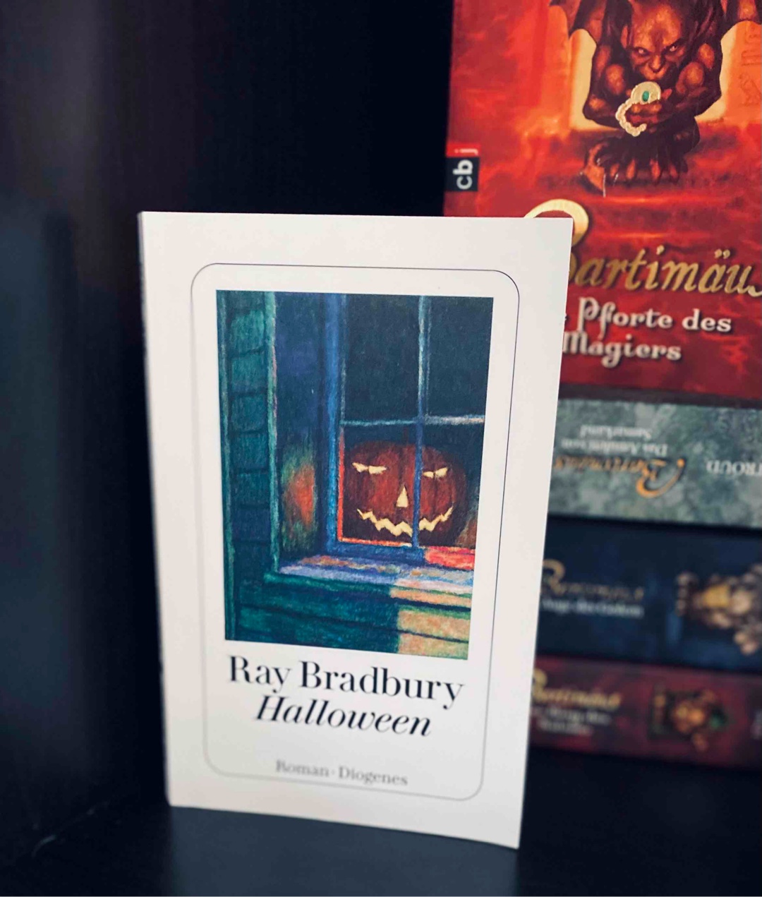 Ein Halloween-Klassiker an Halloween.
Begleite acht Jungs in einer Halloweennacht.
Das Buch hat mir sehr gut gefallen, obwohl der Schreibstil nicht der meine war, aber diesen Klassiker sollte man einmal gelesen haben.