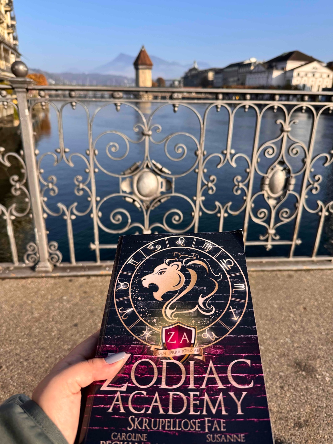 Ich hatte viel spass beim lesen. Die Welt der Zodiac Academy gefällt mir sehr. Ich musste so oft lachen im zweiten Band.