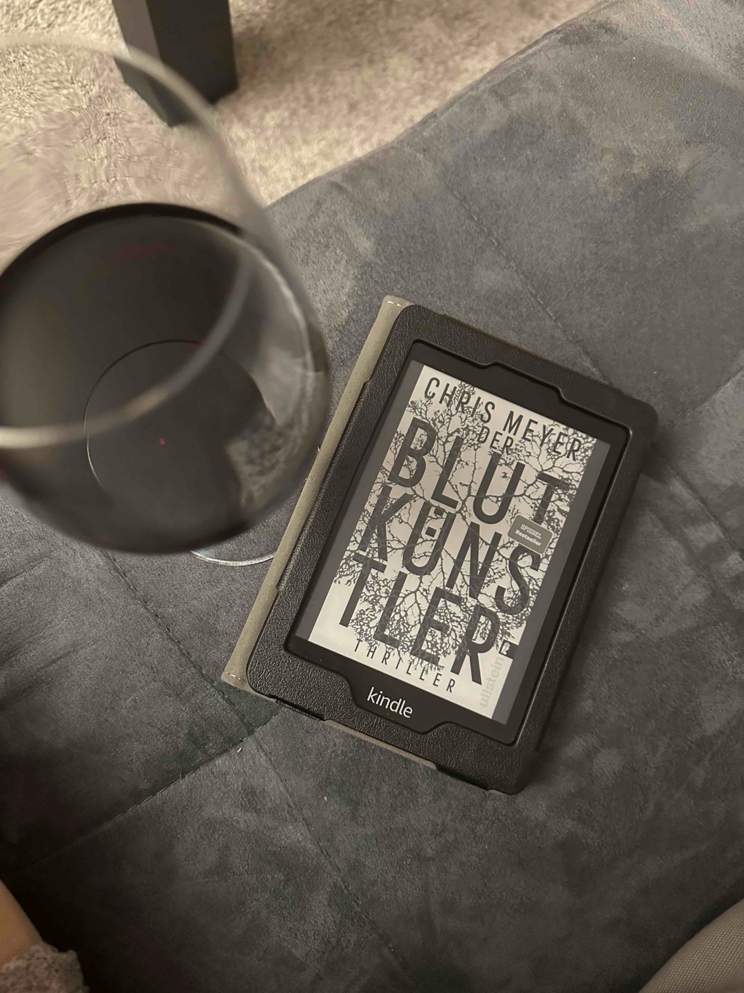 Wenn du glaubst, du hast schon Abgründe der Menschheit gelesen, dann hast du noch nicht Chris Meyer gelesen… Buch innerhalb 1 Tages durch gelesen! 