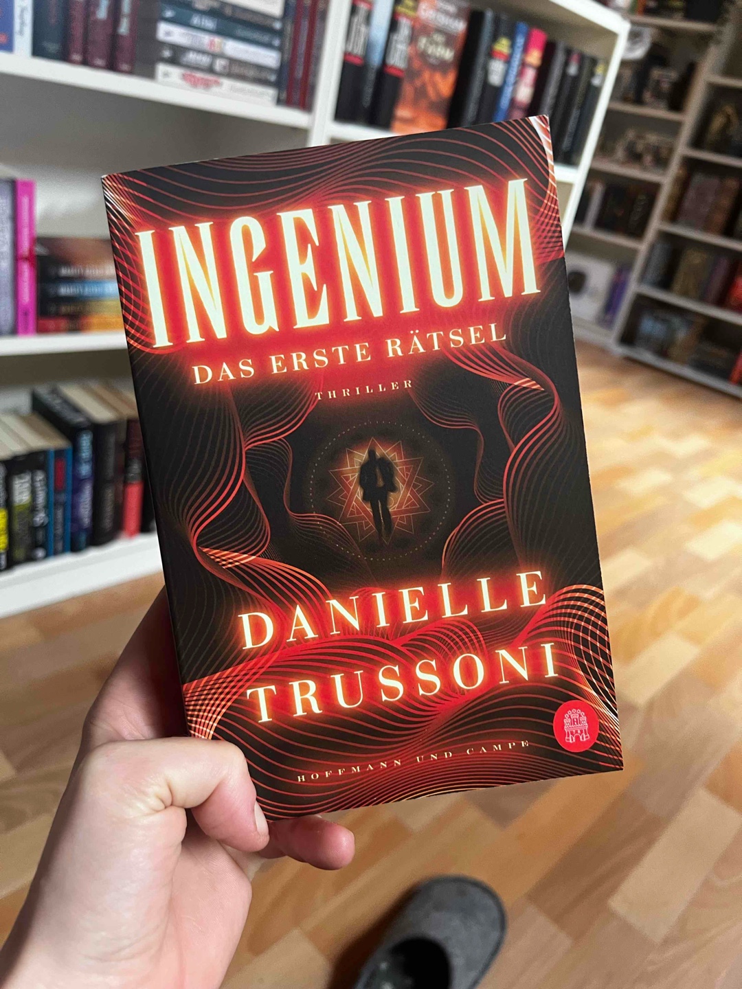 Hat mit starken Dan Brown Vibes begonnen und dann - war es hier und da ein wenig langatmig. Die Geschichte neigt an einigen Stellen unnötig abzuschweifen, so dass der Fokus der Story oft gar nicht auf dem Rätsel liegt und das nur noch die Nebenhandlung ist. Schade drum, las sich aber sehr flüssig, auch wenn ich nicht alles logisch fand.