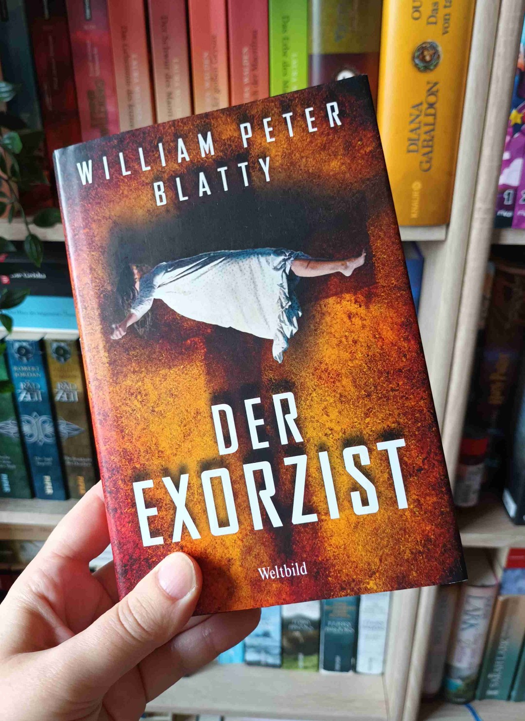 Düster, atmosphärisch und fesselnd - ein Klassiker, der immer wieder packend ist und für Gänsehaut sorgt. Für mich eines der besten Horrorbücher bis heute