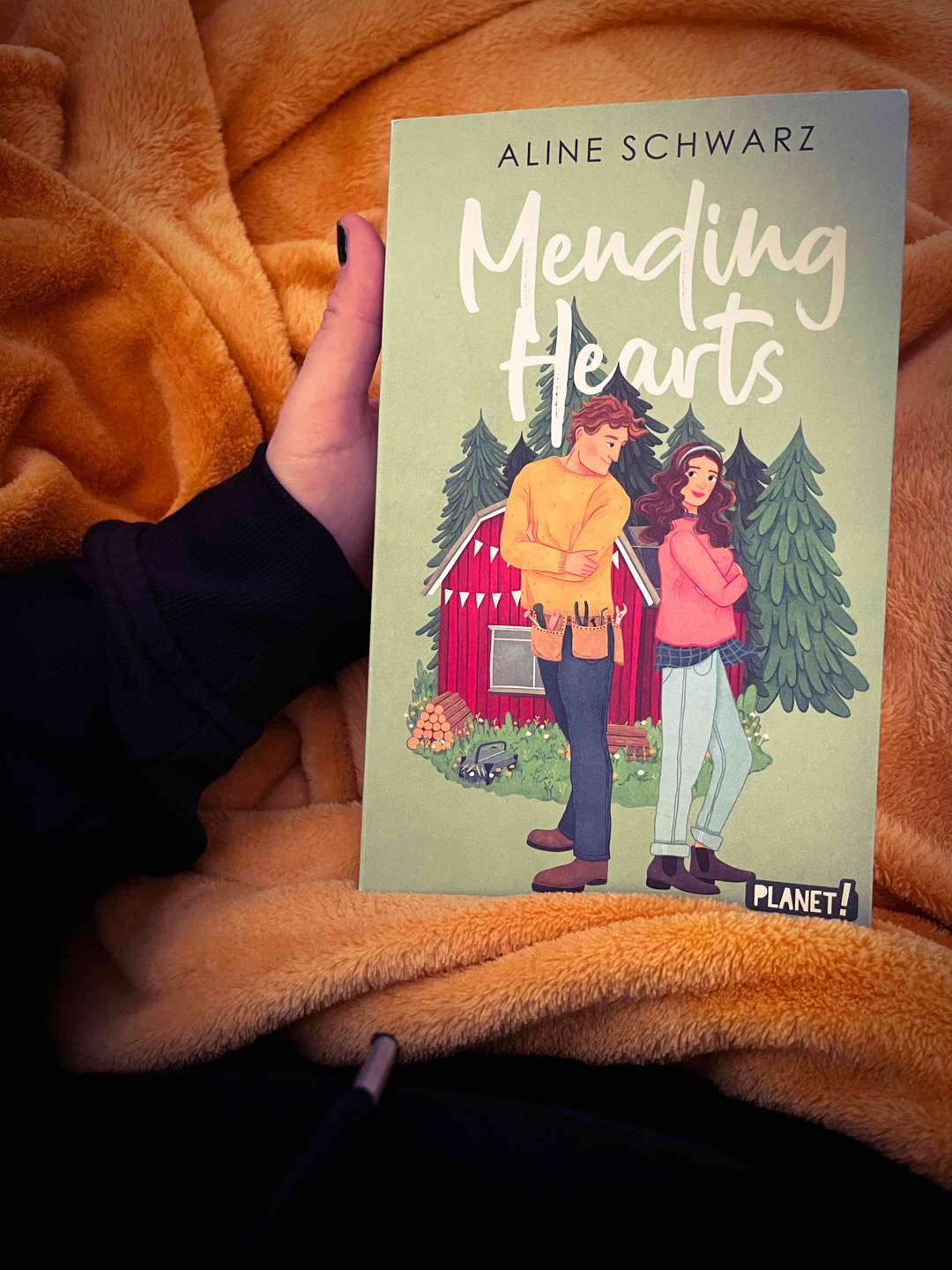 Gestern angefangen, heute schon zu Ende gelesen - das zeigt glaube ich ganz gut, dass mir „Mending Hearts“ sehr gut gefallen hat.
Kaia erbt das Haus, in dem sie in ihrer Kindheit viel Zeit verbracht hat und mehr dafür aus Stockholm, wo sie seit 3 Jahren studiert, zurück in ihren Heimatort. Dort erfährt sie, dass sie das Haus nur dann bekommt, wenn sie ein Jahr dort lebt und es renoviert - und zwar gemeinsam mit ihrem Ex-Freund Pelle, der ihr vor 3 Jahren das Herz gebrochen hat.
Eine schöne Geschichte über das Leben und den Zusammenhalt in einem kleinen Ort - fast ein bisschen wie Gilmore Girls in Schweden.
Mir hat die Geschichte wie erwähnt sehr gut gefallen, daher konnte ich das Buch auch gar nicht mehr wirklich zur Seite legen.