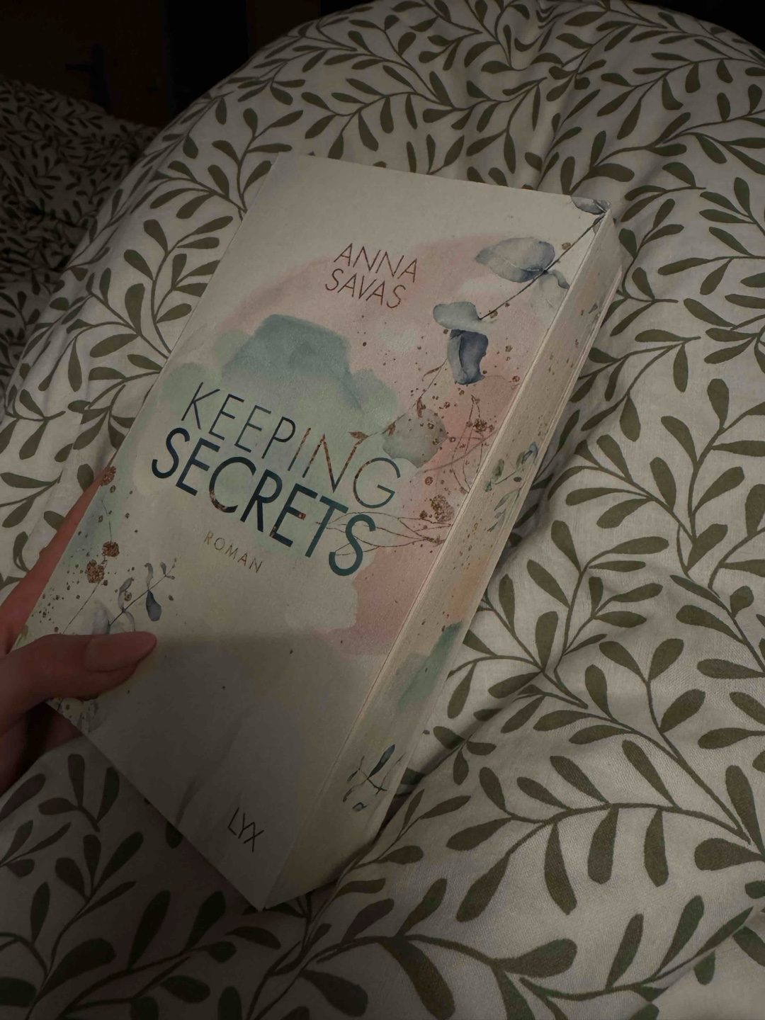 Dieses Buch hat mich so positiv überrascht, dachte nicht dass ich es so liebe würde aber dann saß ich beim lesen mit nem fetten grinsen da und am Ende hab ich noch bisschen geweint.  Ich habe das Setting und die freundesgruppe soo geliebt. 