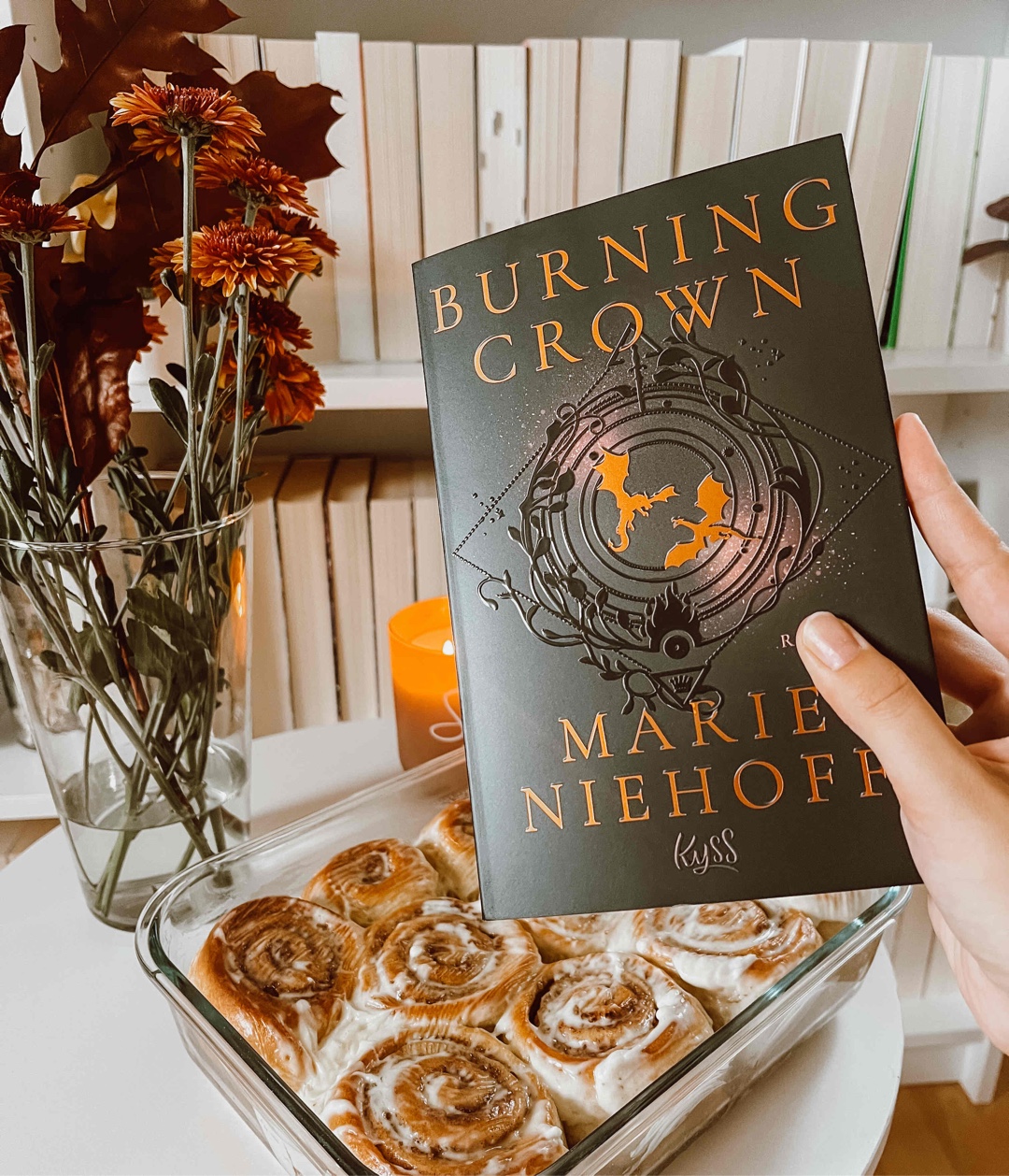 Burning Crown ist eine spannende Mischung aus knisternder Magie, einer faszinierenden Liebesgeschichte und einer geheimnisvollen Welt, die einen sofort in ihren Bann zieht. Die Charaktere hauchen der Geschichte Leben ein und nach dem Cliffhanger muss man einfach zum zweiten Band greifen.