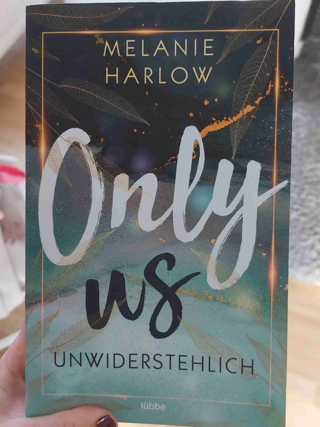Alleinerziehender Dreifach-Daddy verliebt sich in das Kindermädchen /Tochter seines Chefs.
Klischee meets Realität