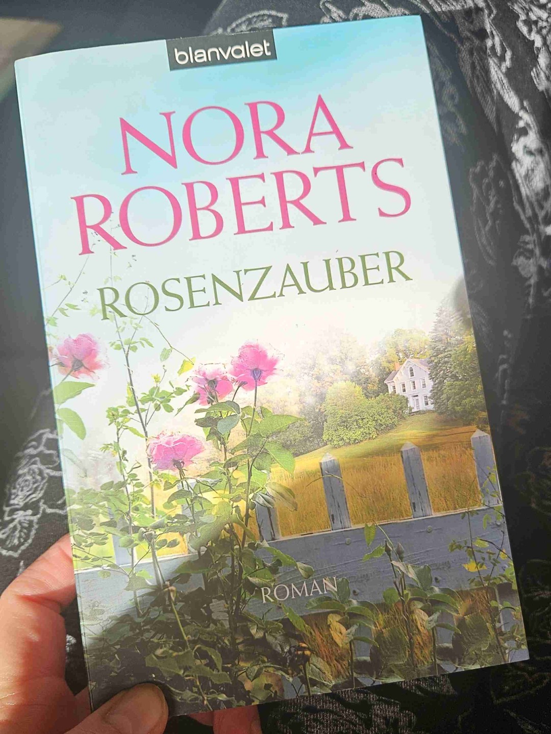 ✨️ Als Hörbuch gehört ✨️
Nora Roberts Bücher sind für mich entweder top oder flop. Aber Rosenzauber, der erste Band der BoonsBoro Inn Reihe hat mir sehr gefallen. Werde jedenfalls die Reihe weiterlesen.