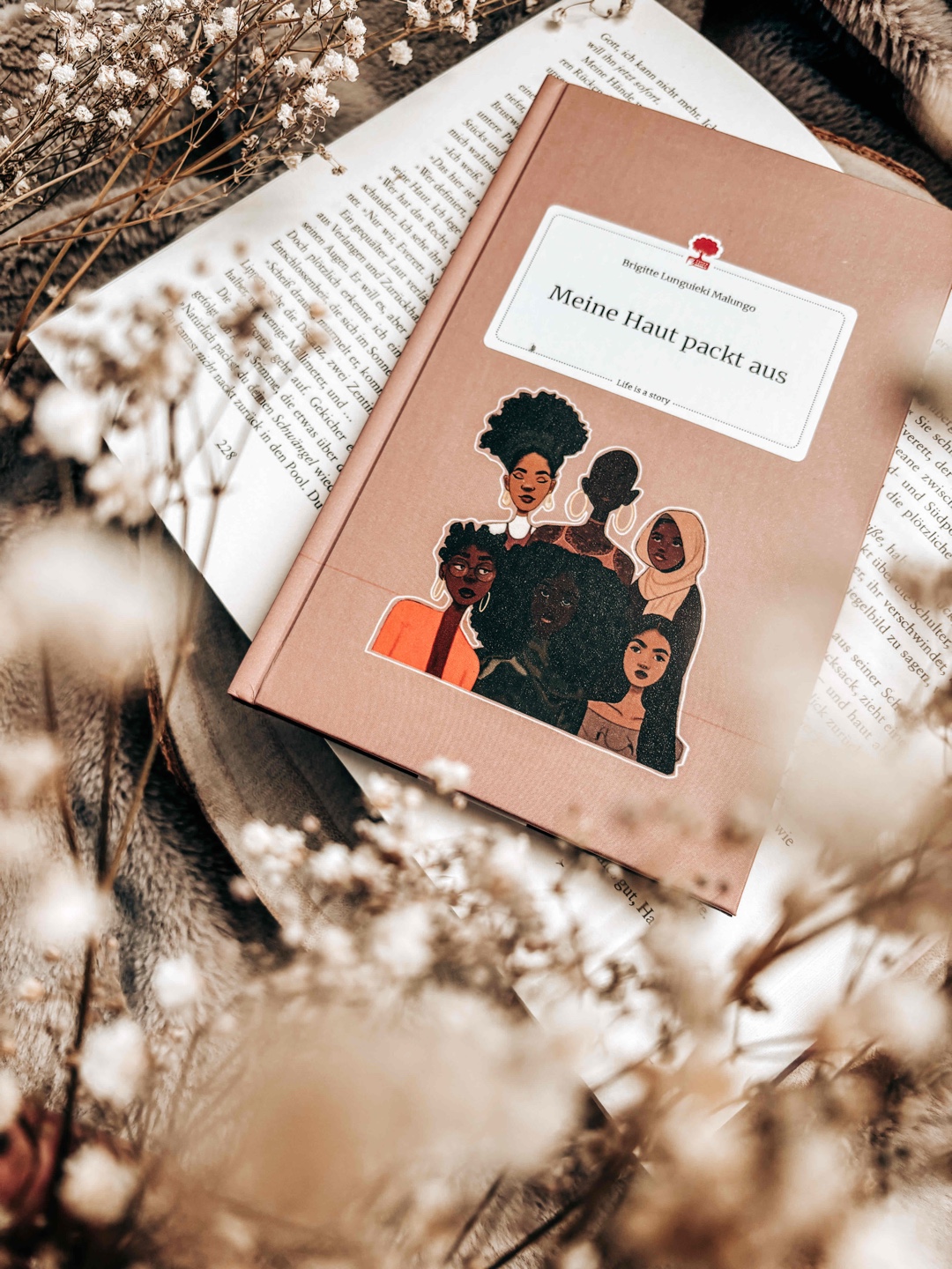 „𝑇𝑟𝑎𝑔𝑡 𝑒𝑢𝑟𝑒 𝑤𝑢𝑛𝑑𝑒𝑟𝑠𝑐ℎ𝑜̈𝑛𝑒 𝐻𝑎𝑢𝑡 𝑚𝑖𝑡 𝑆𝑡𝑜𝑙𝑧, 𝑠𝑐ℎ𝑎̈𝑚𝑡 𝑒𝑢𝑐ℎ 𝑛𝑖𝑐ℎ𝑡, 𝑣𝑒𝑟𝑠𝑡𝑒𝑐𝑘𝑡 𝑒𝑢𝑐ℎ 𝑛𝑖𝑐ℎ𝑡, 𝑏𝑙𝑒𝑖𝑐ℎ𝑡 𝑠𝑖𝑒 𝑛𝑖𝑐ℎ𝑡.
𝑍𝑒𝑖𝑔𝑡 𝑑𝑒𝑟 𝑊𝑒𝑙𝑡 𝑒𝑢𝑟𝑒 𝑆𝑐ℎ𝑤𝑎𝑟𝑧𝑒 𝐻𝑎𝑢𝑡, 𝑒𝑢𝑟𝑒 𝑁𝑎𝑟𝑏𝑒𝑛, 𝑒𝑢𝑟𝑒𝑛 𝐾𝑎𝑚𝑝𝑓.
𝑆𝑒𝑖𝑑 𝑙𝑎𝑢𝑡 𝑢𝑛𝑑 𝑑𝑎𝑛𝑛 𝑛𝑖𝑒 𝑚𝑒ℎ𝑟 𝑙𝑒𝑖𝑠𝑒!"