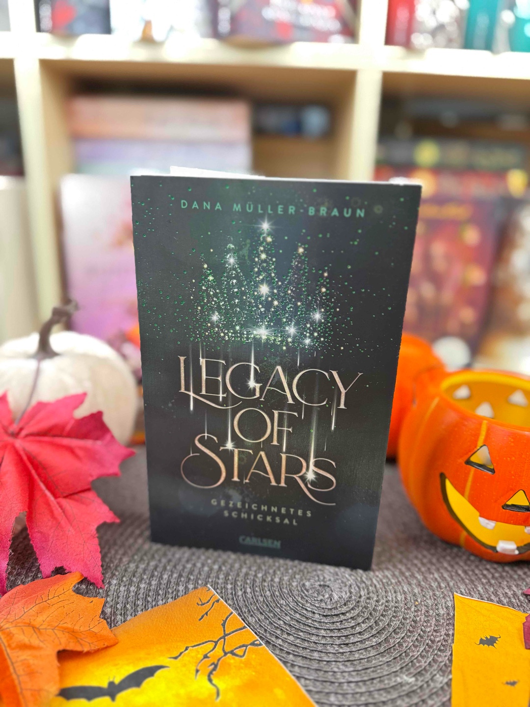 „Legacy of Stars“ ist eine spannende, magische High Fantasy Geschichte gepaart mit Enimies-to-Lovers Tropes und ein wenig Spice, der hier auch nicht fehlen darf. Dana hat hier ein etwas anderes Buch geschaffen, welches ich in dieser Art bisher noch nie zuvor gelesen habe. Es geht um Vampire, Drachen und Hexen und einer Protagonistin, in der Sternenmagie steckt und wo sie versucht etwas über diese, ihre Herkunft und ihr Schicksal, welches damit verbunden ist, herauszufinden. Die Handlung hat mich sehr berührt, da sie sehr intensive und tiefgründige Augenblicke beinhaltet und mir die Tränen in die Augen getrieben hat. Ich warte jetzt sehnsüchtig auf den zweiten Teil, der im Frühjahr nächsten Jahres erscheinen wird.