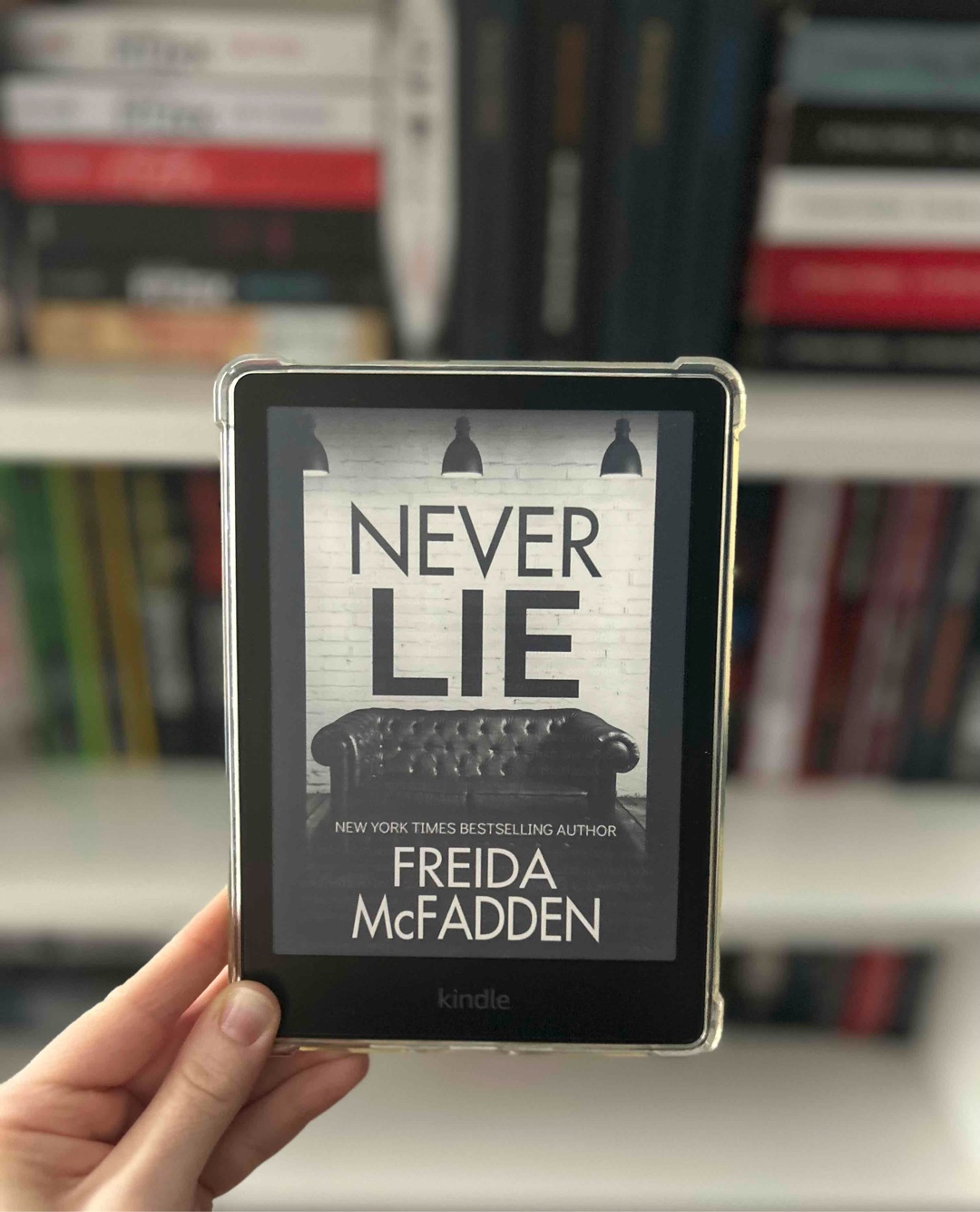„Never lie“ war mein 1. Buch, was ich auf englisch gelesen habe. Am Anfang musste ich noch viel übersetzen, am Ende reicht es aber das Grundgerüst zu verstehen, da reichen schulische Englischkenntnisse. Habe es auf Empfehlung von Anna Kova gelesen, und ich fand es gut! So ab der Hälfte war ich echt verwirrt und das Ende hat mich überrascht 😯
Es gab immer wieder diesen „Ähm warte kurz, was?“-Moment und am Ende ist eh immer alles ganz anders als die eigene Theorie.