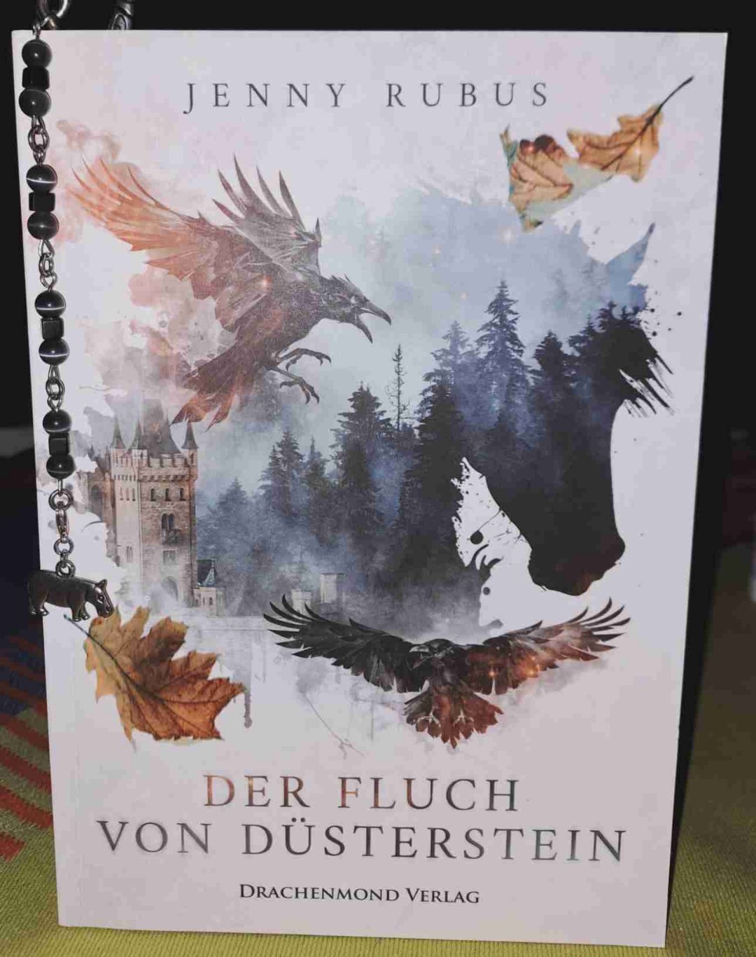 Ich war schon sehr verliebt in das Äußere. Hinzu kommt dann auch noch eine ganz zauberhafte Geisterstory mit wunderbaren Figuren, die man so schnell nicht vergisst.

Es gibt echt witzige Momente, aber auch Spannung und sehr gefühlvolle Szenen. 

Alles perfekt zumEinigeln, wenn draußen der Nebel wabert.