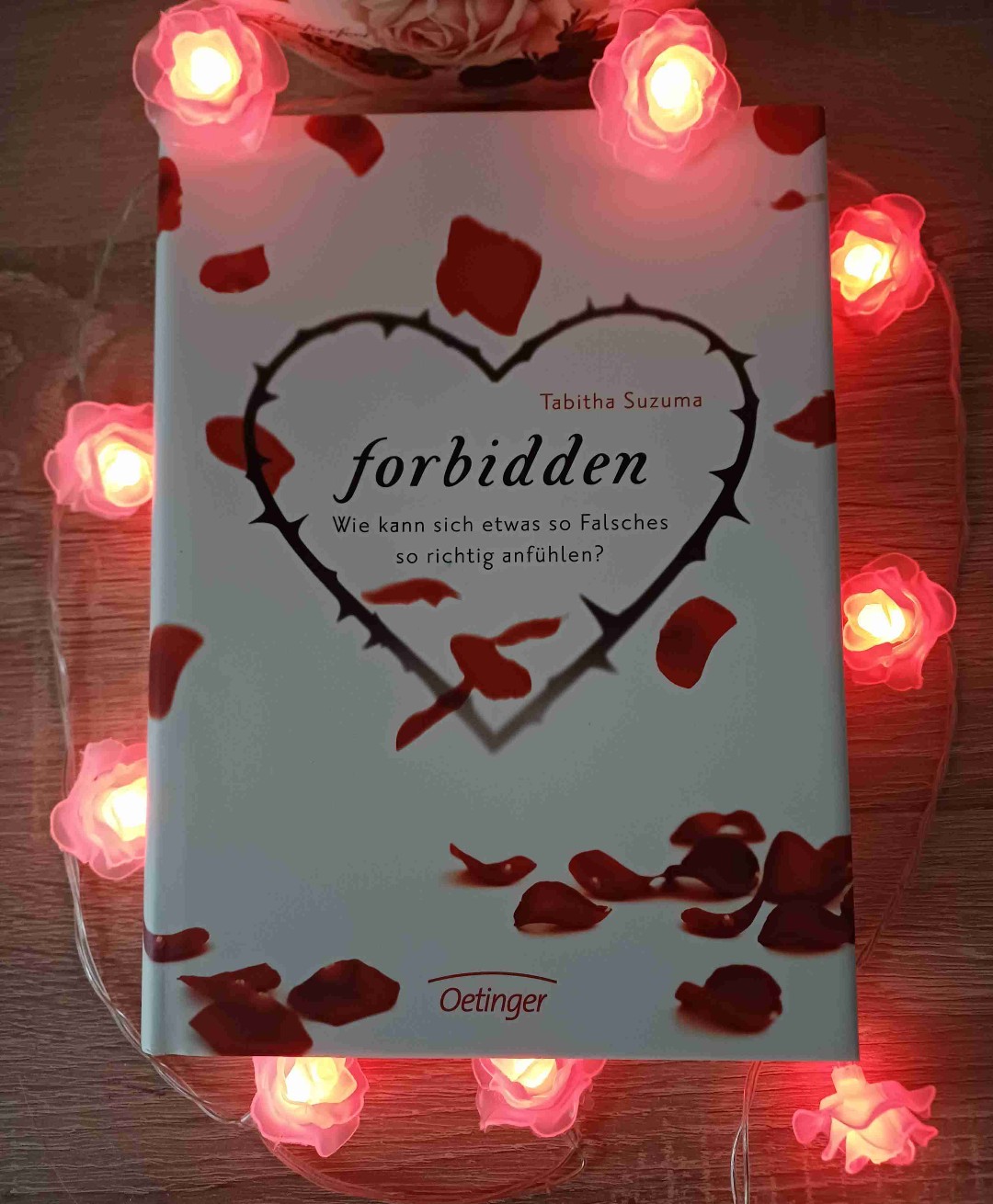 Info: Diese Rezension ist bereits aus dem Jahr 2014. Ich weiß nicht, wie ich das Buch heute bewerten würde, aber fünf Sterne kämen dabei wohl nicht mehr raus. Trotzdem habe ich es damals so gefühlt, also bleibt es dabei. 