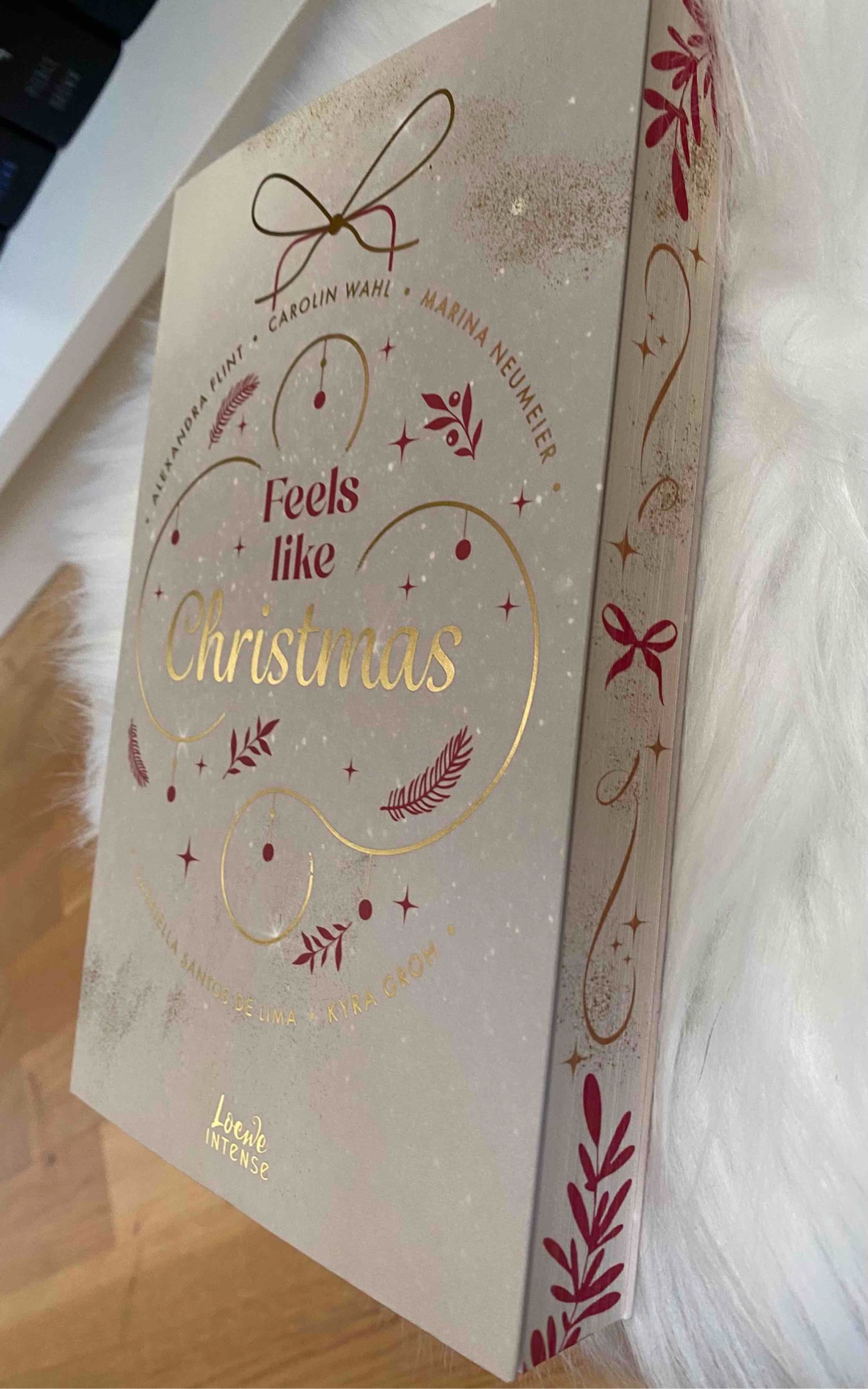 3 der 5 Geschichten fand ich schön, die anderen 2 ok…
Aber eine sehr schöne Idee, 6 Geschichten von 6 unterschiedlichen Autoren.
Zur Vorweihnachtszeit auch zu empfehlen 😊🎄
