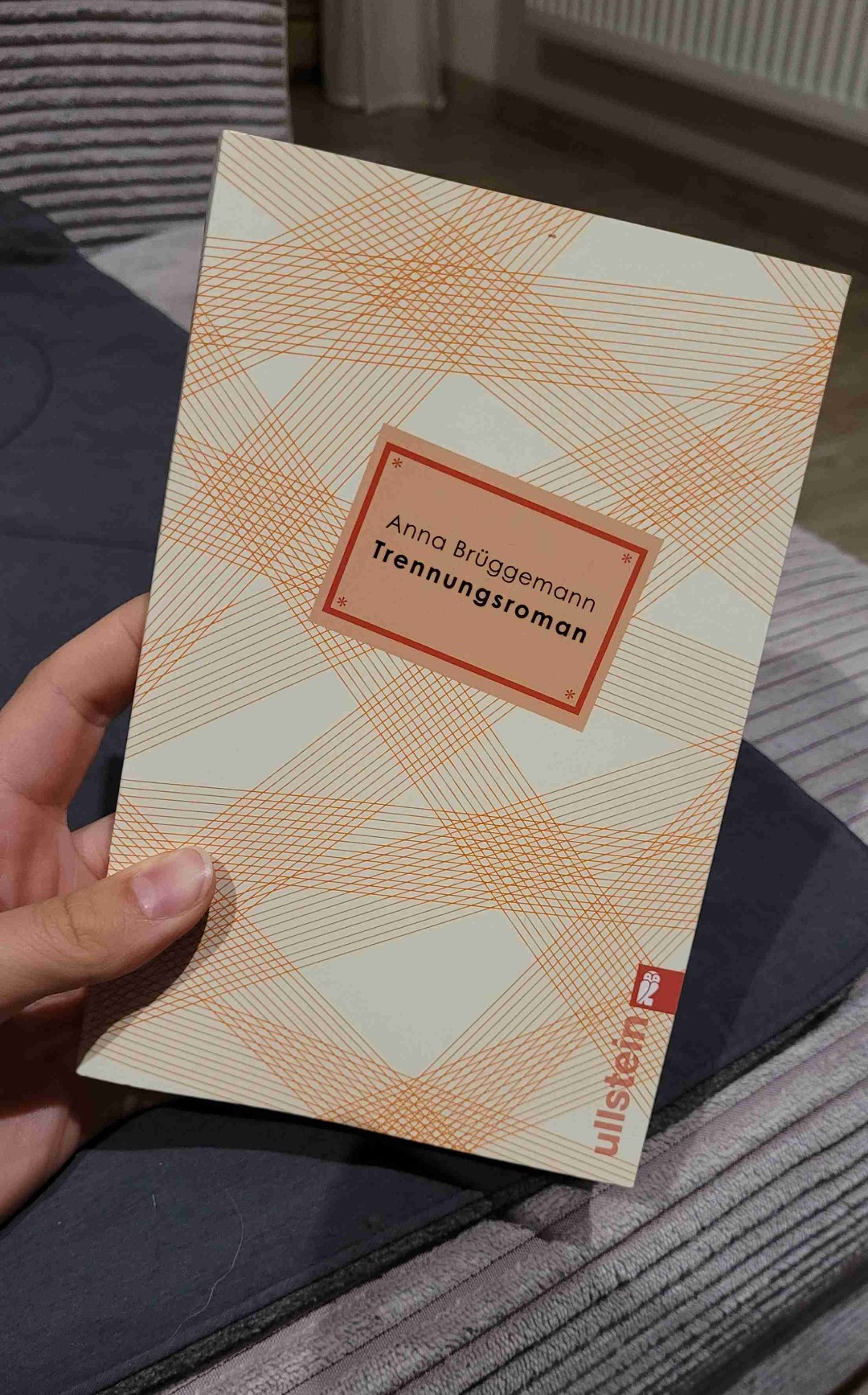 Ein Trennungsroman ist kein Wohlfühlroman - das mag nicht besonders überraschend klingen, doch musste ich es mir beim Lesen selbst vor Augen führen. Auf den knapp über 400 Seiten habe ich ein recht detailliertes Bild von den beiden Protagonisten Eva & Thomas bekommen. Die Geschichte ist authentisch und wird so oder so ähnlich immer wieder passieren, mir war die Erzählung allerdings leider an manchen Stellen zu ausführlich, auch wenn es leicht war in der Geschichte zu bleiben. Aber vielleicht ist genau dieses Gefühl auch gewollt; einerseits wissen zu wollen, wie es mit den Protagonisten weitergeht, aber andererseits wünscht man sich, dass beide sich mit dem Ende abfinden. Eben ein bisschen wie Liebeskummer zu haben.