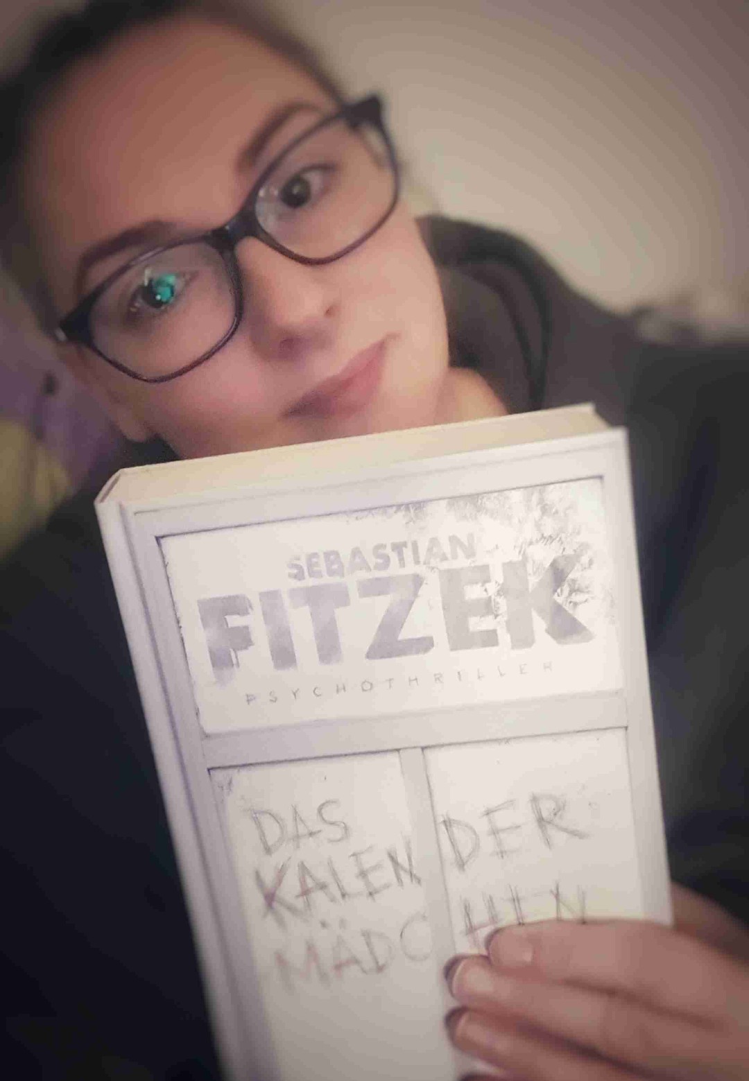 📚 Ein kurzweiliges Lesevergnügen! 📖 Es hat etwas gedauert, bis die Geschichte und die Charaktere Sinn ergaben und die Verbindungen klar wurden. 🕵️♂️ Doch das Finale hat es in sich! Wie immer bei Fitzek 🕸️✨
