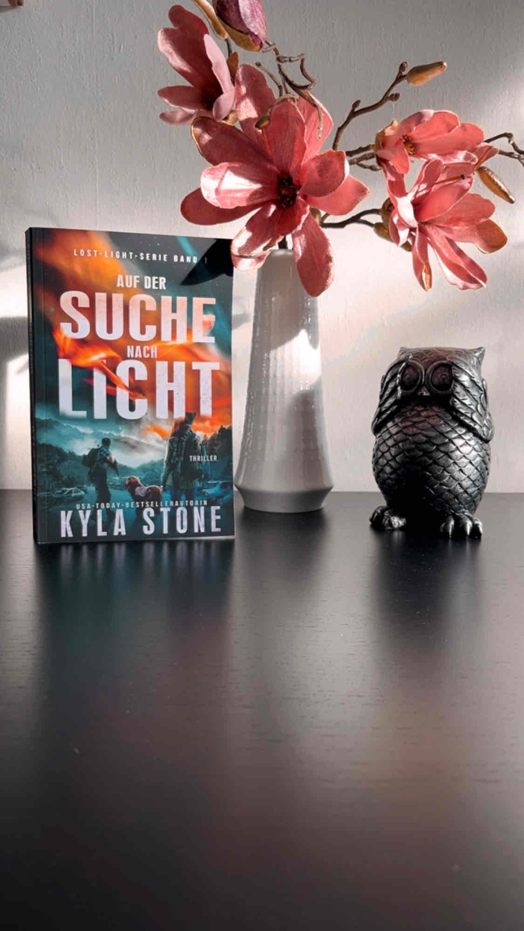 Ein „Survival Thriller“, der hält was er verspricht und mich gleichzeitig positiv überraschen konnte.
Ein wunderbarer Schreibstil und toll gezeichnete Charaktere sorgen dafür, dass man in die Geschichte hineingezogen wird und mitfiebert.
Die Kombination aus Thriller und Dystopie ist definitiv gelungen. Band 2 ist direkt auf meine Wunschliste gewandert.