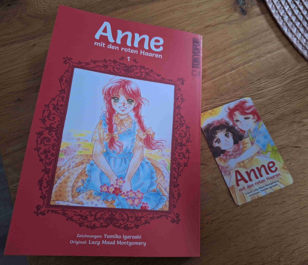 Anne ein Waisenkind wird mehr oder weniger mit offenen Armen von Marilla und Metthew auf Green Gables willkommen geheißen. Eigentlich wollte das Geschwisterpaar einen Jungen adoptieren, der Metthew bei Hof- und Feldarbeit zur Hanf gehen soll..... Aber die eigenwillige Anne erweicht mit ihrer temperamentvollen und eigenwilligen Art Marilla und hat schleunigst die Herzen der Geschwister erobert.