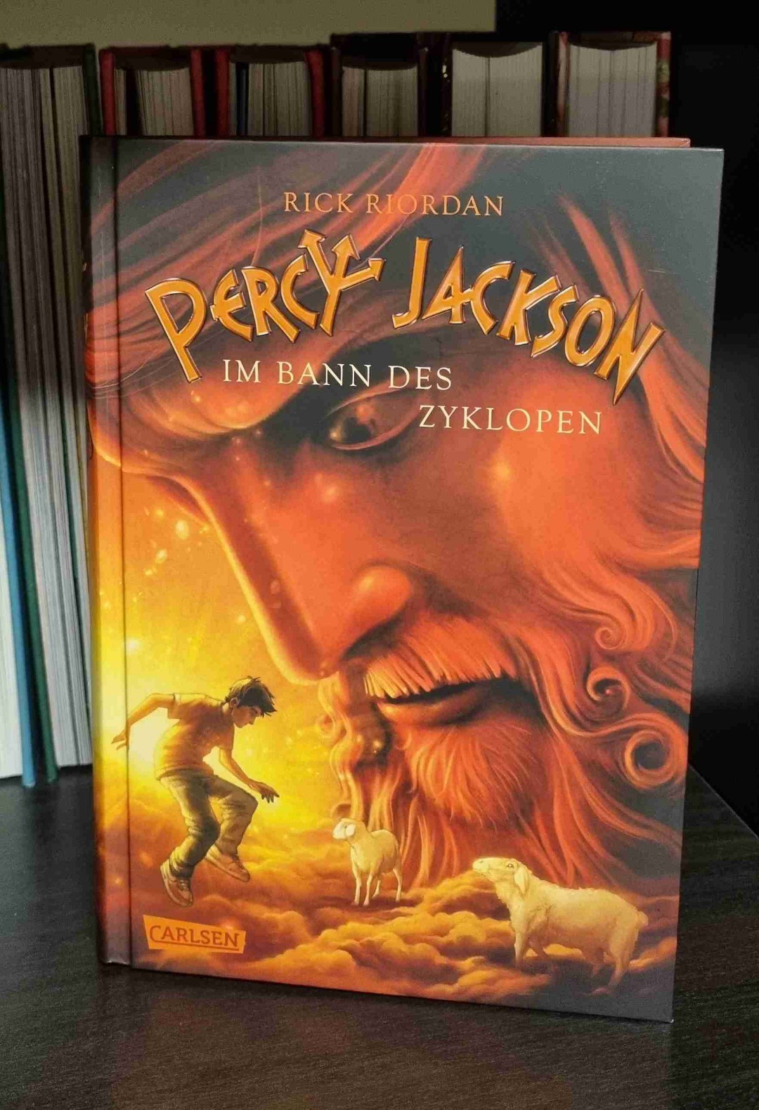 Auch der zweite Band der Percy Jackson Reihe war wieder rasant und humorvoll. Es ist generell eine tolle Jugendbuchreihe.