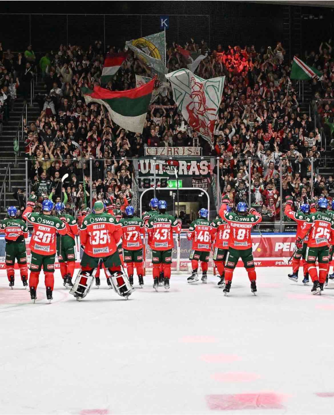 Du kannst das Songbird, ich weiß es doch ✨
Wow, also als richtiger Eishockey Fan liebe ich alles an dem Buch. Es ist wirklich super realistisch und flüssig geschrieben und hat richtige Fachausdrücke vom Eishockey mit drin. 🏒
Emotional hat es mich erst richtig am Ende abgeholt, dafür gab es ein umso schöneres Happy End. 🥹
Am wichtigsten war aber tatsächlich die ganze Message was das Buch vermitteln will, den eigenen Selbstwert erkennen, selbstbewusst und mutig sein und für seine Träume zu kämpfen. Die Autorin selbst, hat dazu Worte an die Leser gerichtet, in der Danksagung, dass macht das ganze nochmal persönlicher.
Ab dem Anfang war es direkt spicy 🌶️😳
Es hat einen Trope von Grumpy meets Sunshine ☀️ mit einem richtigen Princess Treatment 👑
Freue mich schon auf den zweiten Band! 🥰
