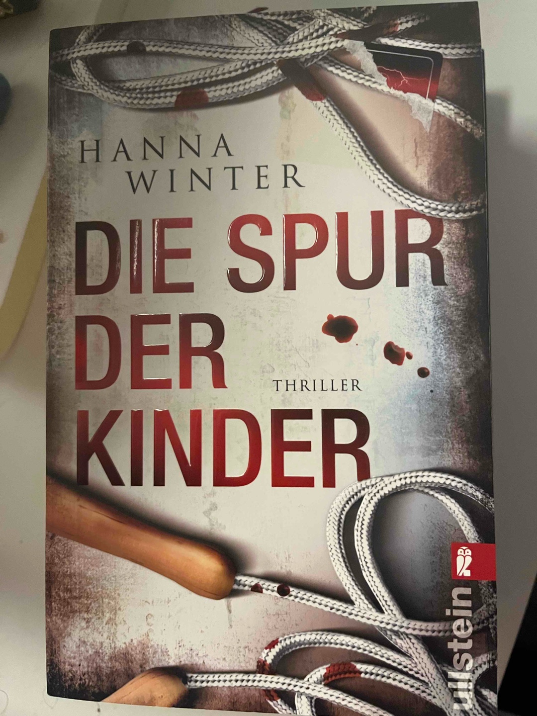 Etwas unrealistisch, aber so spannend, dass ich diesen deutschen Thriller in zwei Tagen durchgelesen habe ;-)