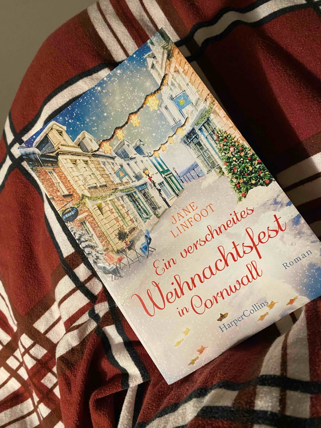Naja, war ok 😅 sehr langgezogen, leider ist das Cover schöner wie der Inhalt 🙈 es verspricht so schöne Weihnachtsvibes aber die hatte ich beim lesen/ hören nicht…