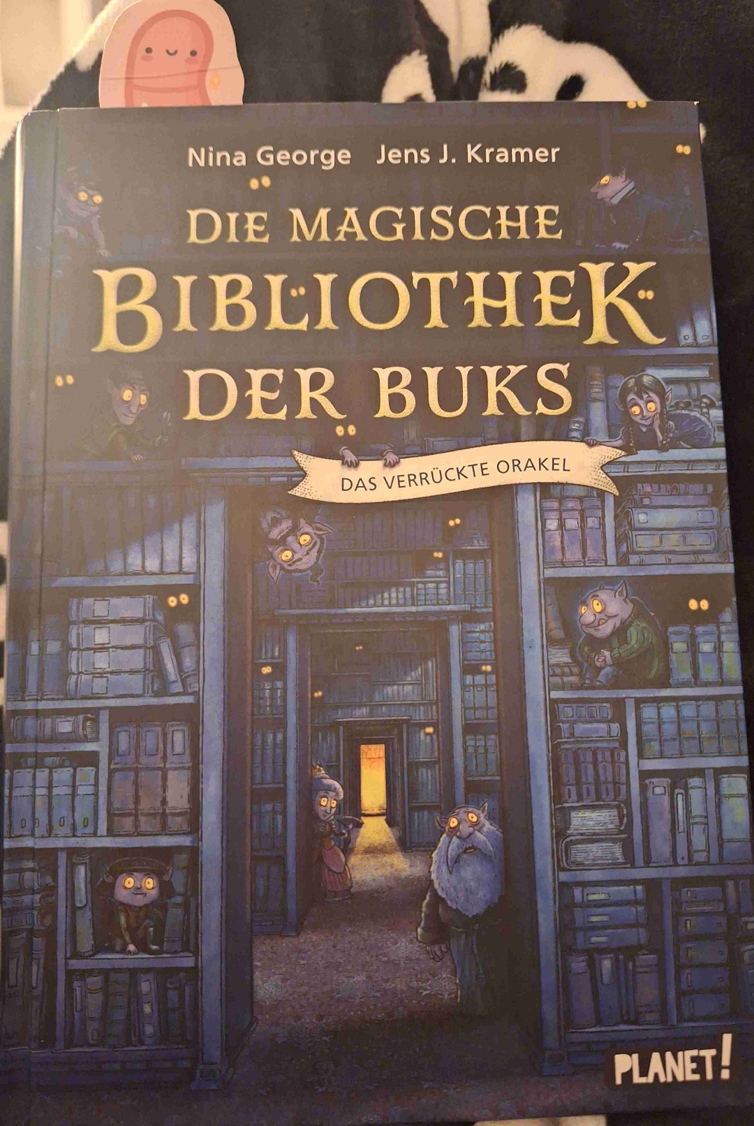 Wow, wow, wow! Ein Meisterwerk!
Ein Buch was auch mich als Erwachsene total begeistert hat.
Es geht um die Liebe zu den Büchern und wie schnell diese durch Technologie verloren geht.
Dieses Buch ist wunderbar geschrieben und hat mich total träumen lassen.
Ein Buch für alle die Bücher lieben! ❤️🩹
Der Cliffhanger am Ende war echt fies, ich hab den zweiten Teil direkt vorbestellt und kann es kaum erwarten.