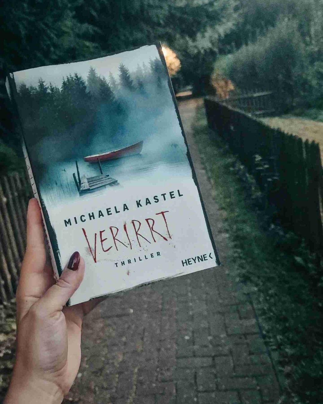 Rezension 📚
Verirrt - Michaela Kastel

»ᴇɪɴ ᴍᴏɴꜱᴛᴇʀ ʜᴀᴛ ᴍɪᴄʜ ᴅᴀᴢᴜ ɢᴇʙʀᴀᴄʜᴛ, ᴢᴜ ᴅᴇɴ ᴍᴏɴꜱᴛᴇʀɴ ᴍᴇɪɴᴇʀ ᴋɪɴᴅʜᴇɪᴛ ᴢᴜʀÜᴄᴋᴢᴜᴋᴇʜʀᴇɴ«
