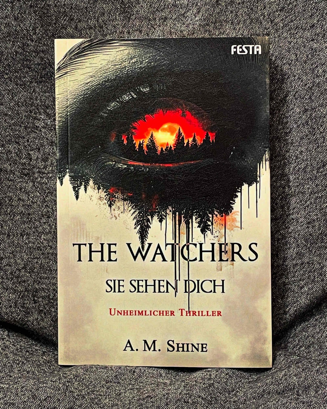 Muss sagen das das Buch der Wahnsinn war. Und mich richtig gefesselt hat. Man hat so richtig mitgefiebert und mitgelitten.