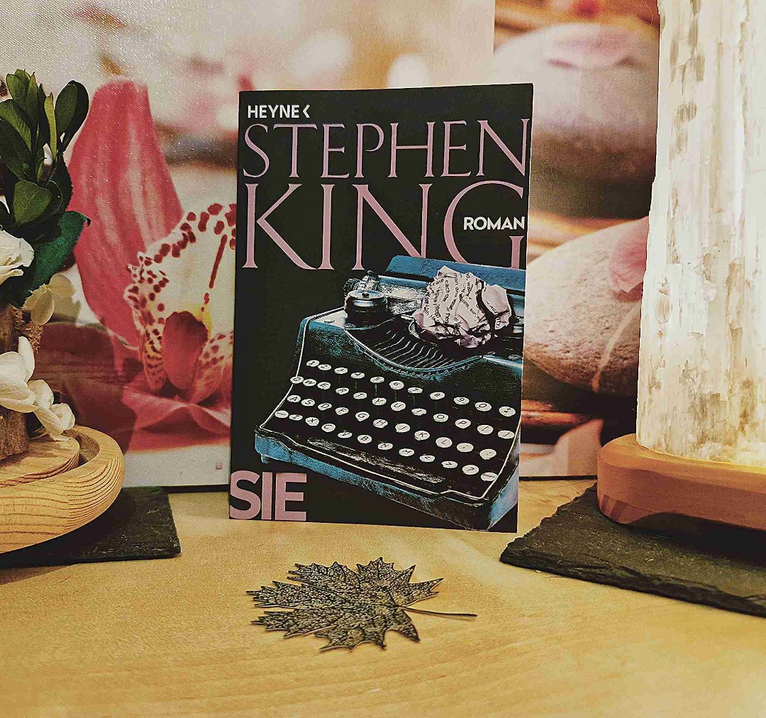 In einem Buch wäre alles genau nach Plan verlaufen...aber das Leben war so verdammt unordentlich — was sollte man zu einer Existenz sagen, wo einige der wichtigsten Gespräche im Leben stattfanden, während man gerade scheißen musste oder so etwas?
🍁🍂