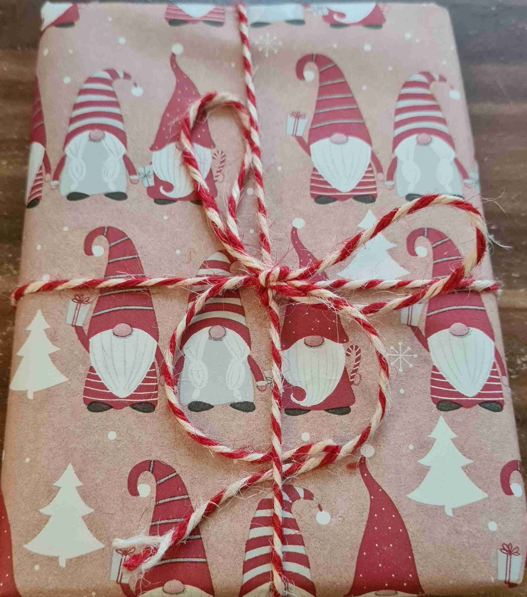 Eine wunderschöne, herzerwärmende Weihnachtsgeschichte, die ich nur empfehlen kann. Vielleicht nicht so wie jeder es sich wünscht. Doch die Geschichte erinnert ein wieder daran, was Weihnachten bzw Geschenke geben bedeutet. Die Charaktere, nein die Stadtbewohner sind so herzlich und jeder hat seine Geschichte zu erzählen. Ich habe währenddessen Geschenke eingepackt und das Hörbuch einfach nur genossen. Ich möchte am liebsten nach Friedrichstadt reisen und den Spielzeugladen besuchen oder einfach nur in der Stadt spazieren.