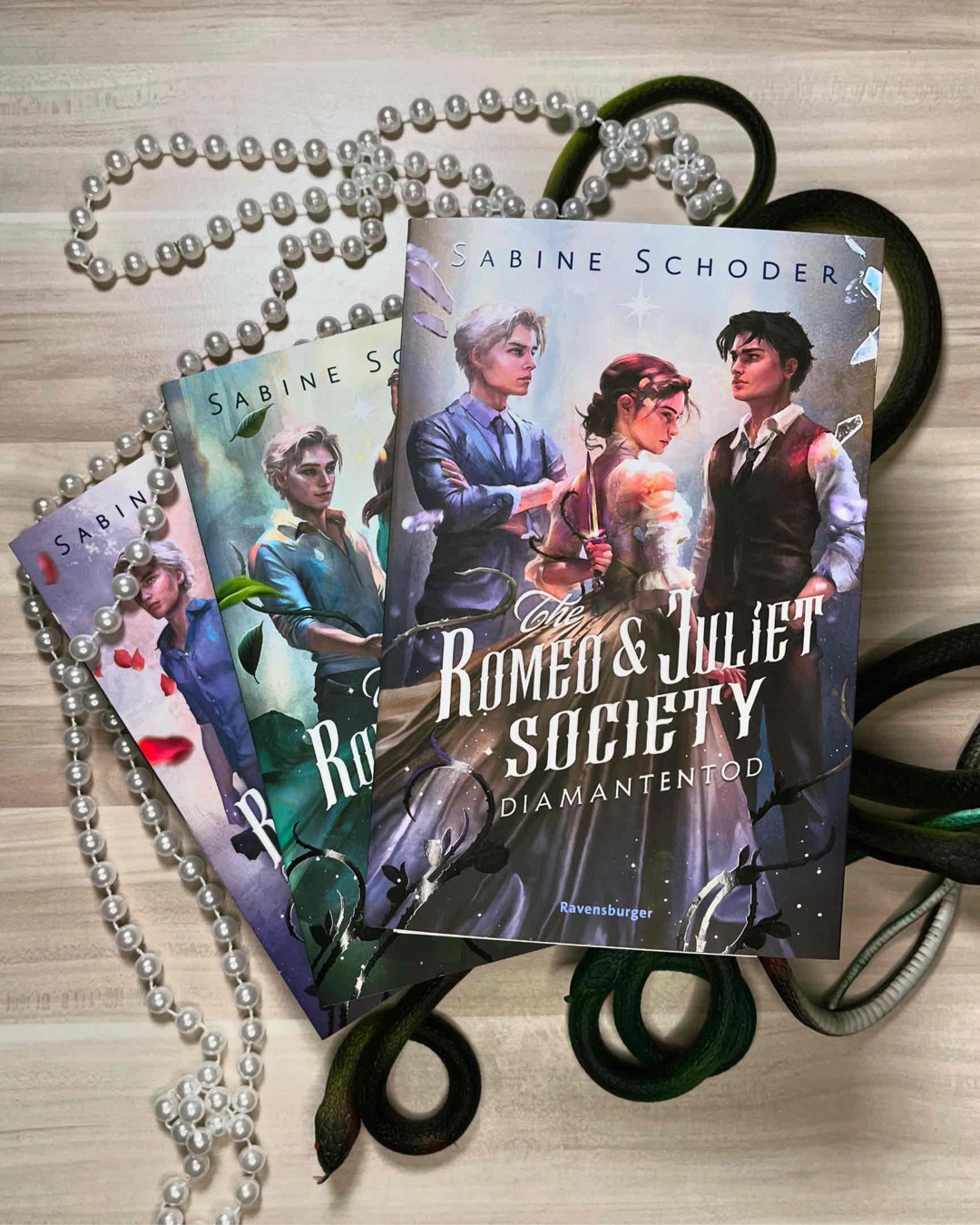 rasant, kreativ, humorvoll
Mit "Diamantentod" hat "The Romeo & Julie Society" ein gebührendes Finale bekommen. Einmal mehr hat Sabine Schoder eine packende Story entworfen, zum anderen weiss sie mit ihrem Schreibstil zu fesseln. Gekonnt mixt sie Drama, Spannung und Humor und spielt mit unseren Gefühlen.
Diese Trilogie mit ihrer neuen, kreativen Welt der Nachkommen von Romeo und Julia hat mir wirklich viel Lesespass bereitet.