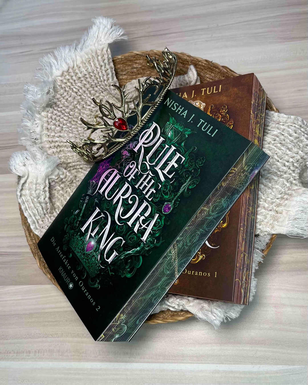 süffig, mitreissend, spicy
"Rule of the Aurora King" konnte mich erneut mit einem tollen Worldbuilding und rasanter Storyline fesseln, so dass ich das Buch regelrecht verschlungen habe. In diesem zweiten Band wird das Augenmerk auf die Hintergrundgeschichte von Lors Grossmutter und die prickelnde Dynamik zischen Nadir und Lor gelegt. Das rasante Ende schürt die Neugier auf den nächsten Band.