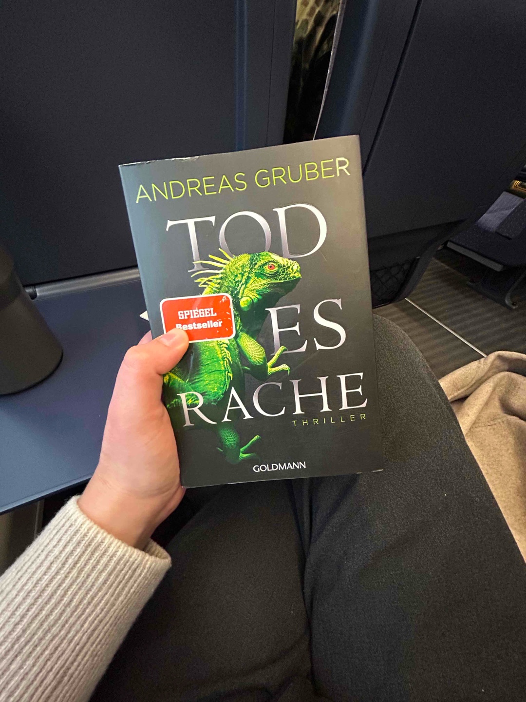 Was hat uns Andreas Gruber nur wieder für einen Banger vom Himmel geschickt. Wie immer spannend, rasant und herzerwärmend. Die Protagonisten sind einfach so unglaublich liebenswert und auch die neuen Ergänzungen im Team werden uns sicher noch viel Spaß bereiten. 