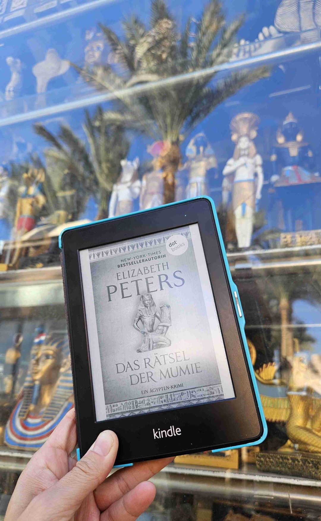 Wenn ich im Urlaub bin oder reise, lese ich gerne Bücher, die im entsprechenden Land spielen. Ans Rote Meer durfte mich dieses Mal »Das Rätsel der Mumie« von Elizabeth Peters begleiten, das in deutscher Übersetzung erstmals 1984 unter dem Titel »Im Schatten des Todes« erschien. Tatsächlich habe ich es vor etwa 25 Jahren schon einmal gelesen, hatte aber keinerlei Erinnerung an die Story.
Der Mix aus Cosy Crime und Abenteuergeschichte liest sich mit seinen 200 Seiten schnell runter und es macht durchaus Spaß, die Figuren durchs Ägypten des 19. Jahrhunderts zu begleiten. Der Krimi-Aspekt kommt mir allerdings ein wenig zu kurz und die Auflösung, wer oder was sich hinter der umherwandelnden Mumie verbirgt, ist sehr leicht zu durchschauen. Insgesamt war mir das Ganze ein wenig zu seicht, aber wer harmlose Strandlektüre sucht, wird hier fündig.