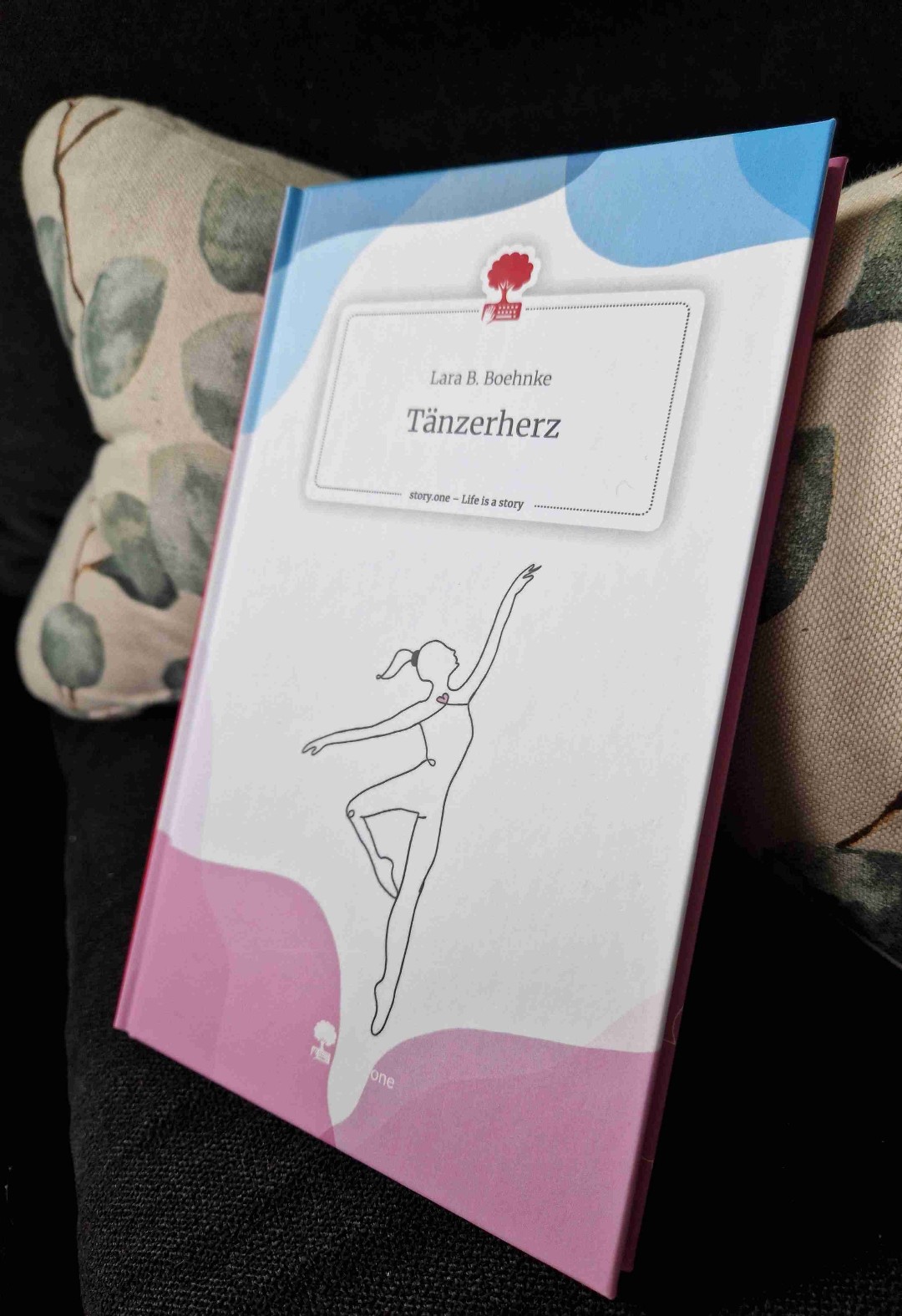 Nie hätte ich gedacht das auch in mir ein Tänzerherz steckt. Allerdings konnte auch ich mich in vielen der 12 Kurzgeschichten wieder finden. Tanzen ist so viel mehr und es geht nicht immer um Perfektion, es geht um einen Selbst und was einem einfach Spaß macht. Besonders gut hat mir das Kapitel "Playlist-Küchenparty" gefallen. Da hab ich meine Schwester und mich zu 100% wieder gefunden. Ein wahnsinnig tolles und emotionales Buch, das definitiv mit viel Liebe und Herzblut geschrieben wurde. 📖🤍