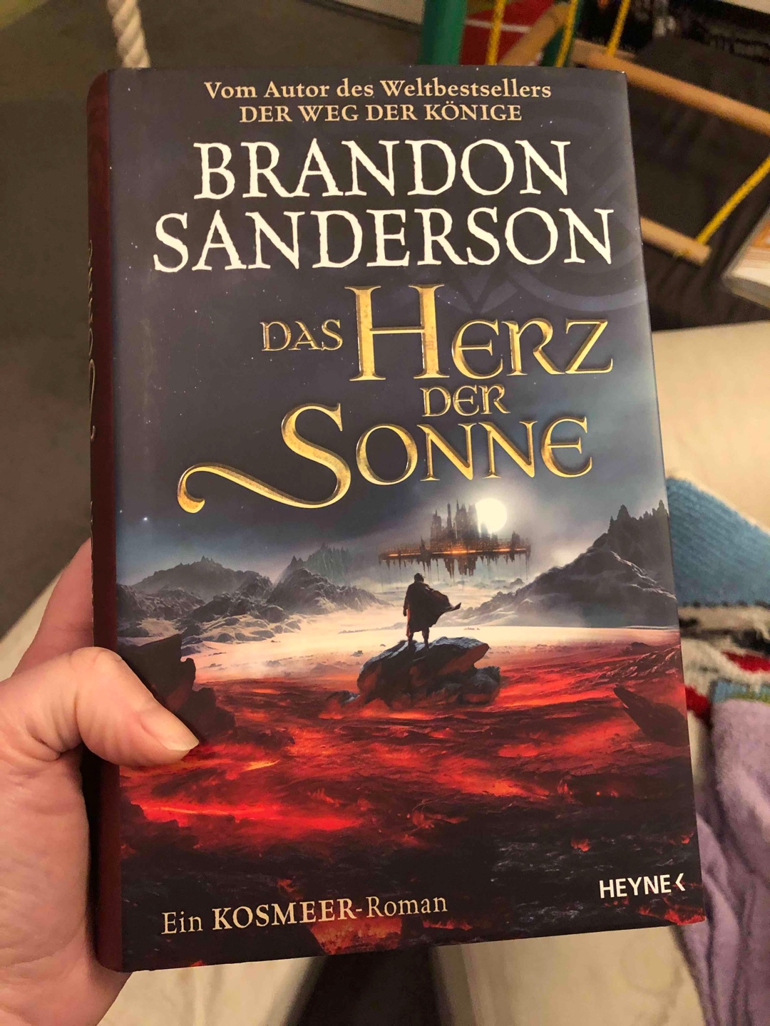 Sehr spannend und wieder toll geschrieben. Manchmal hatte ich zwar das Gefühl, etwas verpasst zu haben, da ich die Kosmeer Romane noch nicht gelesen habe. Aber trotzdem kann man das Buch sehr gut lesen und genießen. 