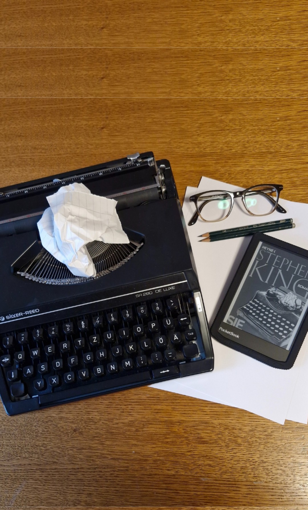 Ich habe diesen Roman gelesen, weil ich mal ein Buch von Stephen King lesen wollte. Es hat mich beeindruckt und es war sehr spannend. Nun bin ich froh, dass ich es überstanden habe und die unruhigen Nächte, die mir das Lesen von "Sie" beschert habe vorbei sind.