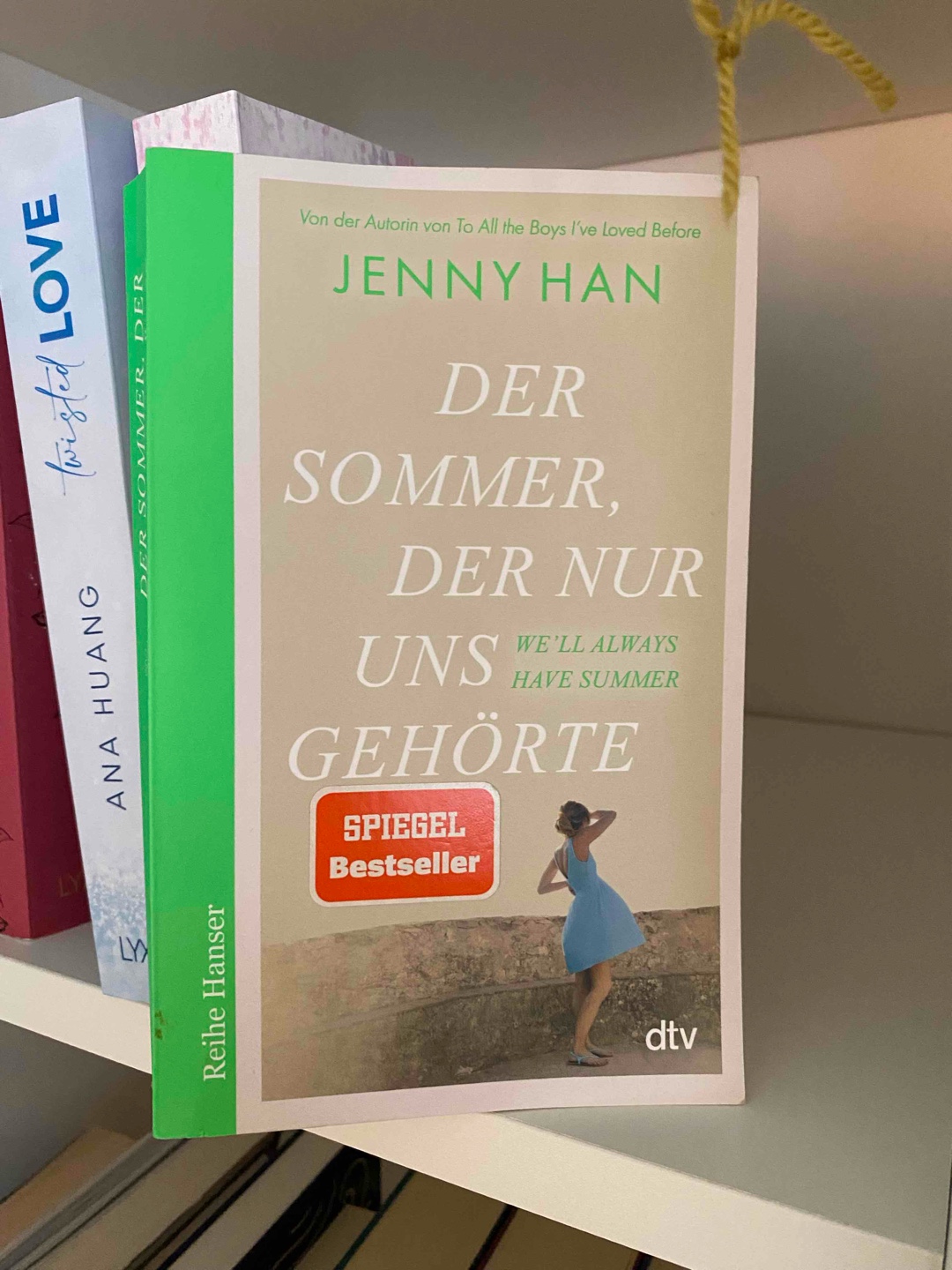 Ein sehr schöner Abschluss für die Geschichte.💕Ich habe die ersten beiden Teile nicht gelesen sondern habe die Serie geschaut. Im Buch mochte ich Conrad viel mehr. Leider ist mir Belly ziemlich unsympathisch wie in der Serie auch, weil sie sich nicht entscheiden kann und mit den Gefühlen spielt. Trotzdem sehr gut 👍🏻 