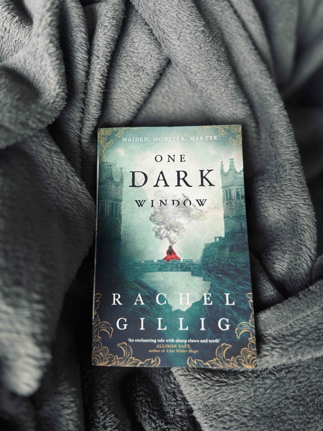 Wow! Unglaublich wie mich diese Buch verschlungen hat. Genauso stelle ich mir Romantasy vor - perfekte Balance. Der zweite Teil wird jetzt direkt angefangen zu lesen! 🤭😍