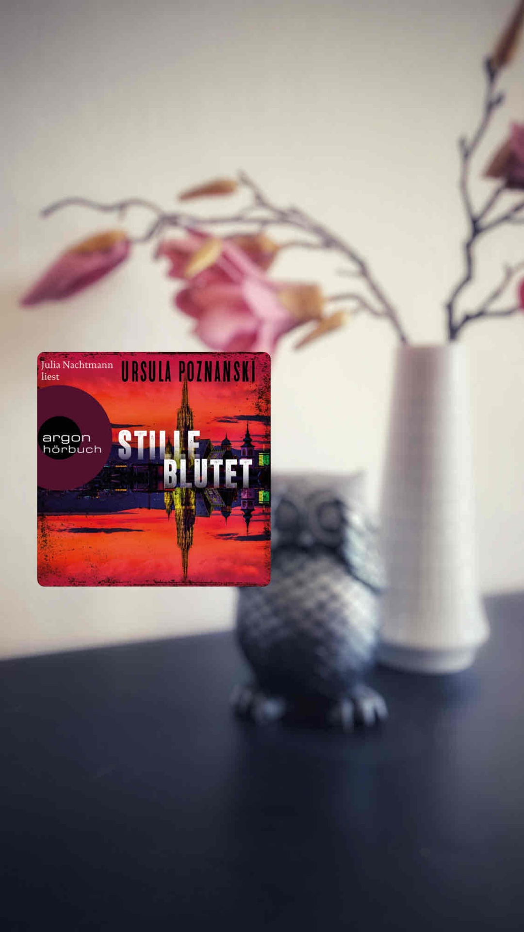 Ein sehr solider Thriller aus der Feder von Ursula Poznanski, mit ihrem gewohnt guten Schreibstil. Den in der Medienwelt gelagerten Fall fand ich sehr spannend und ich bin neugierig auf die Ereignisse im zweiten Band. Hier wurde bereits einiges angeteasert… 🙊