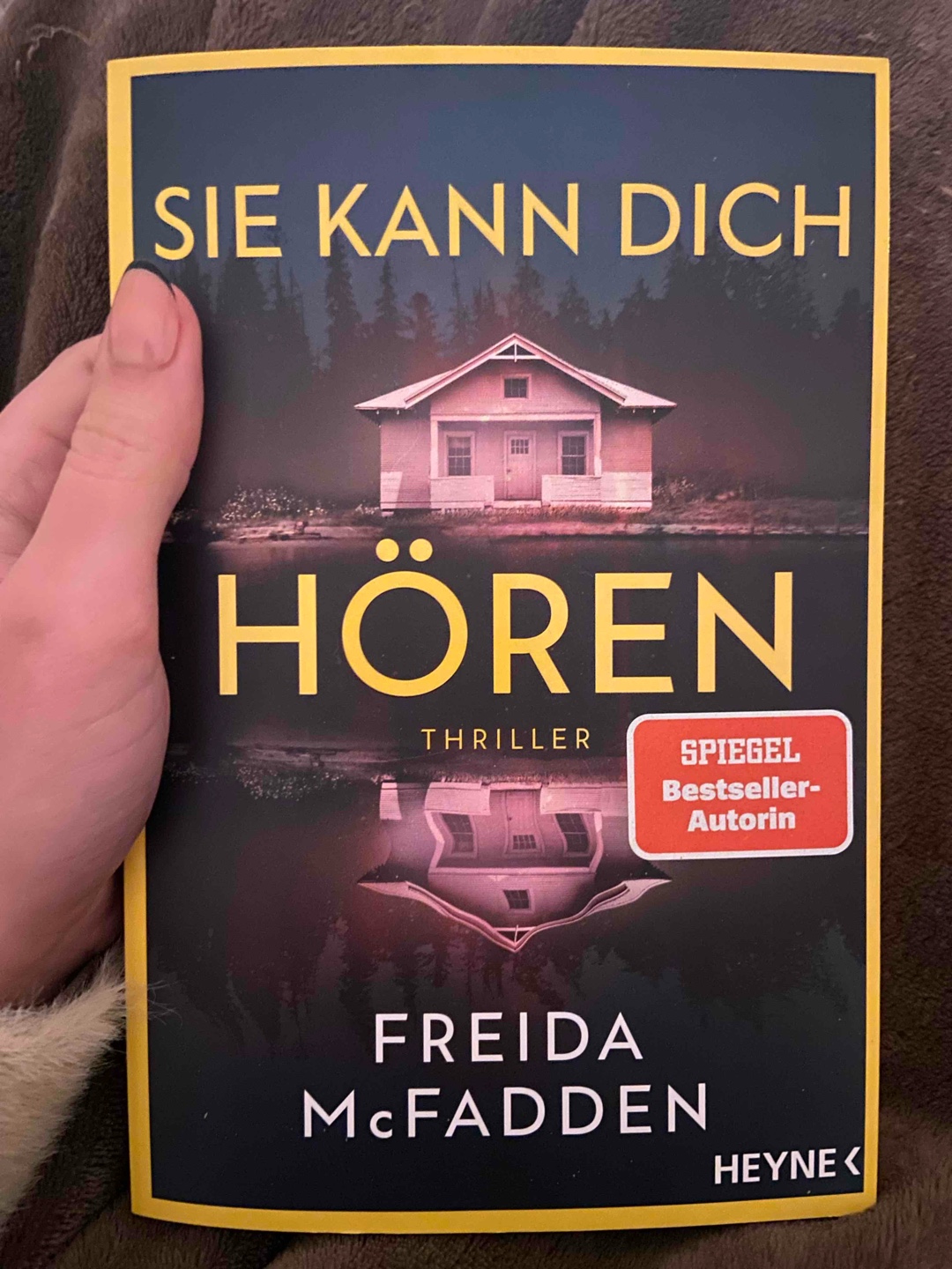 Sehr gutes Buch! 🔪🩸
Das Ende habe ich mir ein wenig anders erhofft.. habe aber gehört das Teil drei 11 Jahre später spielen soll.. vielversprechend!
Teil drei wartet schon im Bücherregal auf mich 🏡✨