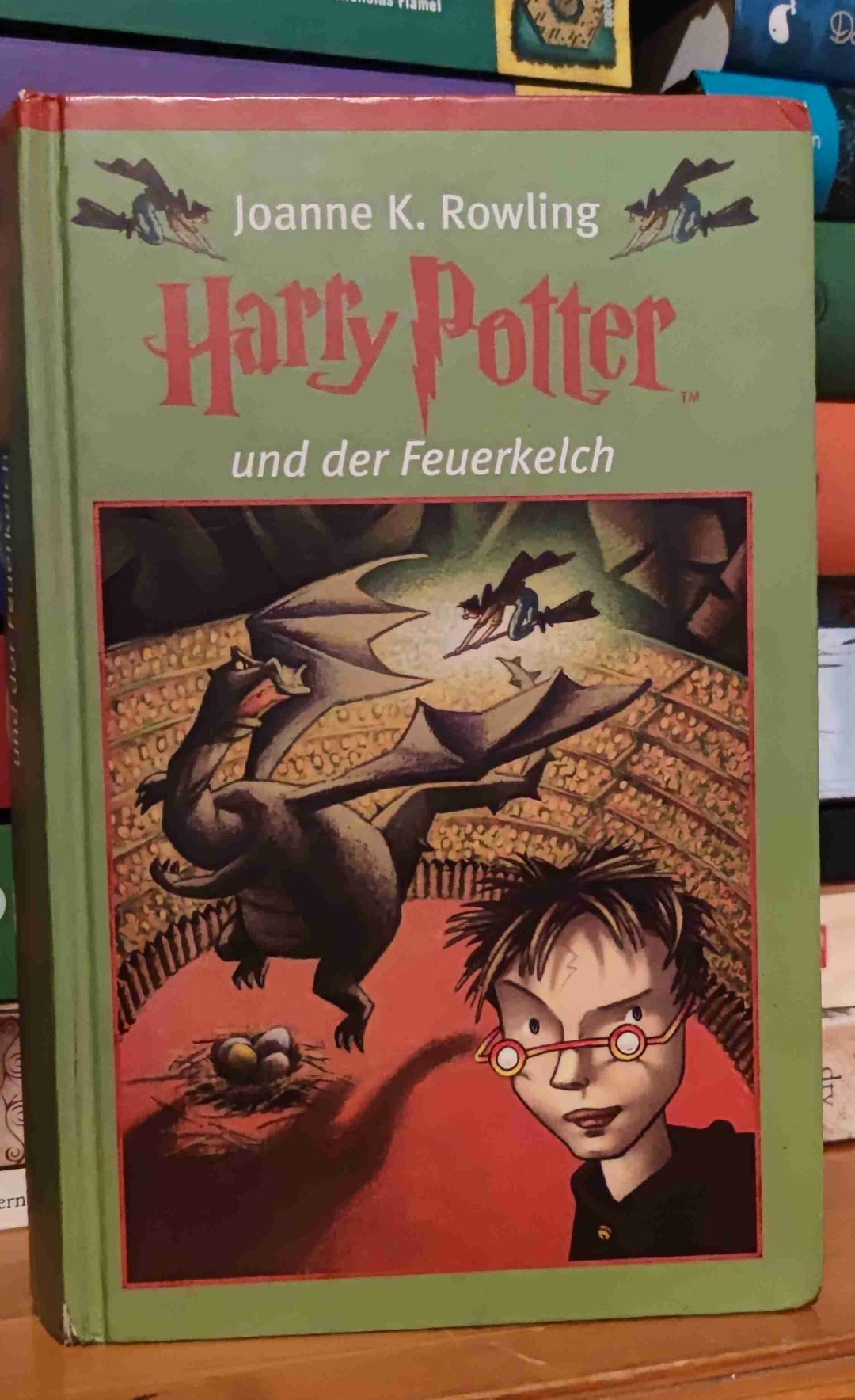 Natürlich volle 5 Sterne auch für Band 4 der Harry Potter Reihe. 🥳
Der Feuerkelch ist für mich persönlich immer der Band womit Harry Potter erwachsener und düsterer wird.
Freundschaften werden auf die Probe gestellt und Gefahren müssen bewältigt werden.
Mit dem Ende und dem was dort passiert, beginnt eine neue Zeit und die Welt so wie man sie kannte wird sich gravierend verändern.
Ich freue mich schon sehr auf den Orden des Phönix 😁✌🏻