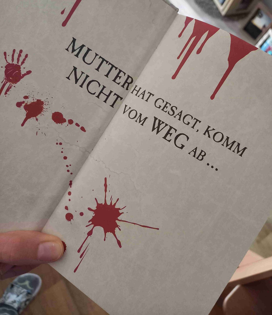 Bin gut durch dieses Buch durch gekommen. Man kommt sehr schnell rein in die Geschichte und sie ist auch spannend erzählt. Die 2 Zeitlinien "Davor" und "Danach" machen die Sache sehr interessant und man fiebert richtig mit bis man an der Stelle angekommen ist, wo quasi die Zeitlinie eins wird.
Das Ende (ca. 30 bis 40 Seiten) empfand ich als Schwächer und ich hätte mir eine andere Aufklärung gewünscht. 
Es war mein 1. Buch von Christina Henry und ich werde noch ein weiteres lesen, trotz schwächerem Ende.