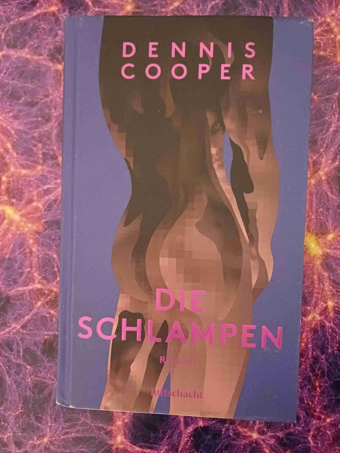Wer mit Coopers Werken nicht vertraut ist: das hier ist ein Gewaltporno, wobei die Gewalt ausschließlich Männer trifft. Obwohl das Buch mittlerweile 20 Jahre auf dem Buckel hat und im (damaligen) Internet spielt, funktioniert es bis heute.