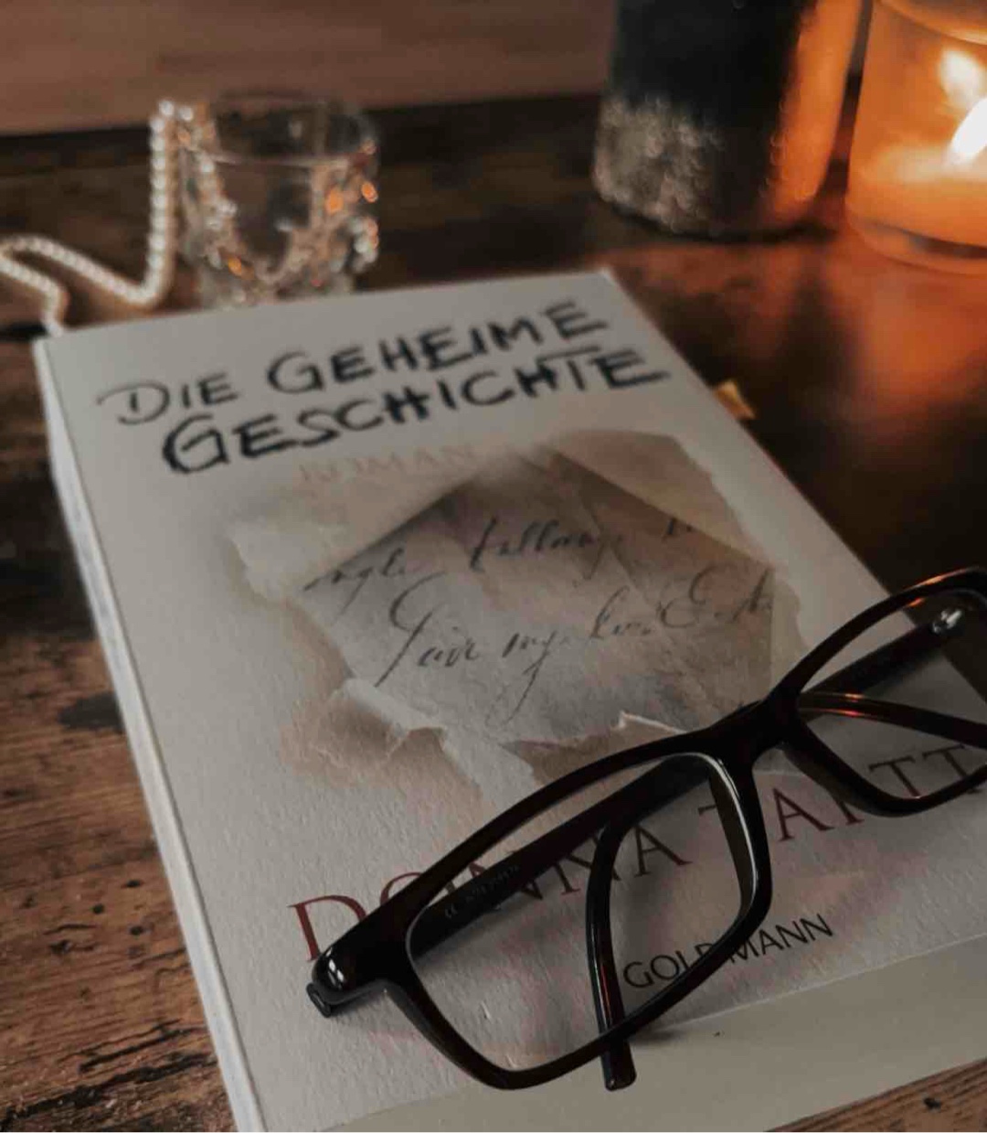 „Death is the mother of beauty.“ said Henry 
„And what is Beauty?“

„Terror.“ 🥀

Düstere Geschichte mit wundervoll gezeichneten Charakteren. Psychologisch spannend auch wenn der Mittelteil mich kurz mal verliert, ist es absolut lohnenswert diese Geschichte zu lesen. Gegen Ende kann man das Buch dann nicht mehr aus der Hand legen, da viele gesponnene Fäden dann immer mehr Sinn ergeben. Eine Empfehlung🖤 